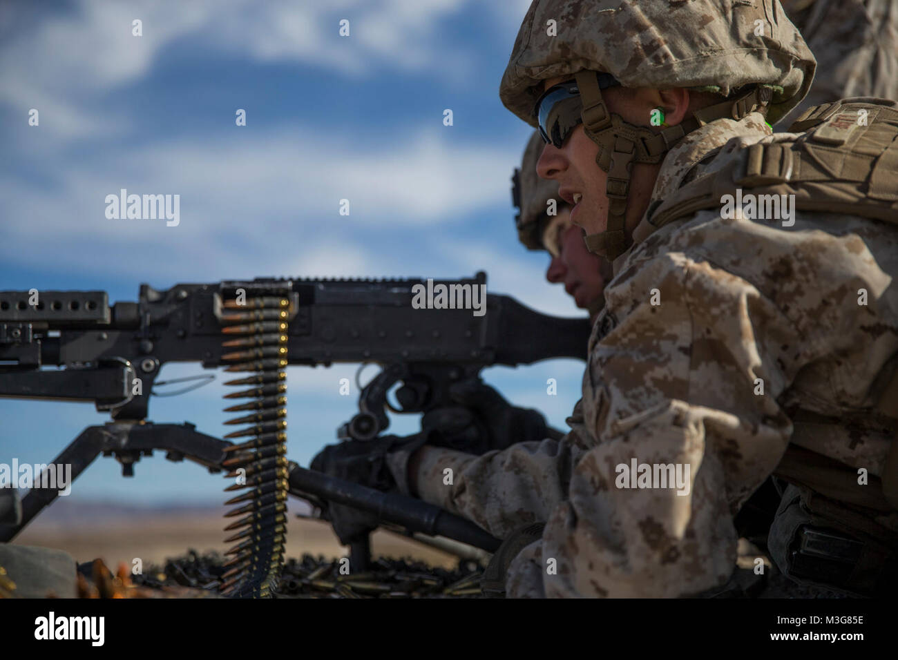Les Marines américains avec Bravo, 2e Batterie de défense aérienne à basse altitude (LAAD) Battalion, le feu d'une mitrailleuse M240B au cours d'une gamme de mitrailleuses au Centre National d'entraînement à Fort Irwin, en Californie, le 27 janvier, 2018. Marines avec 2e LAAD a réalisé une gamme de mitrailleuse pour améliorer les compétences linguistiques à la M240B et M2 de calibre .50. mitrailleuses et d'améliorer la préparation au combat. (U.S. Marine Corps Banque D'Images