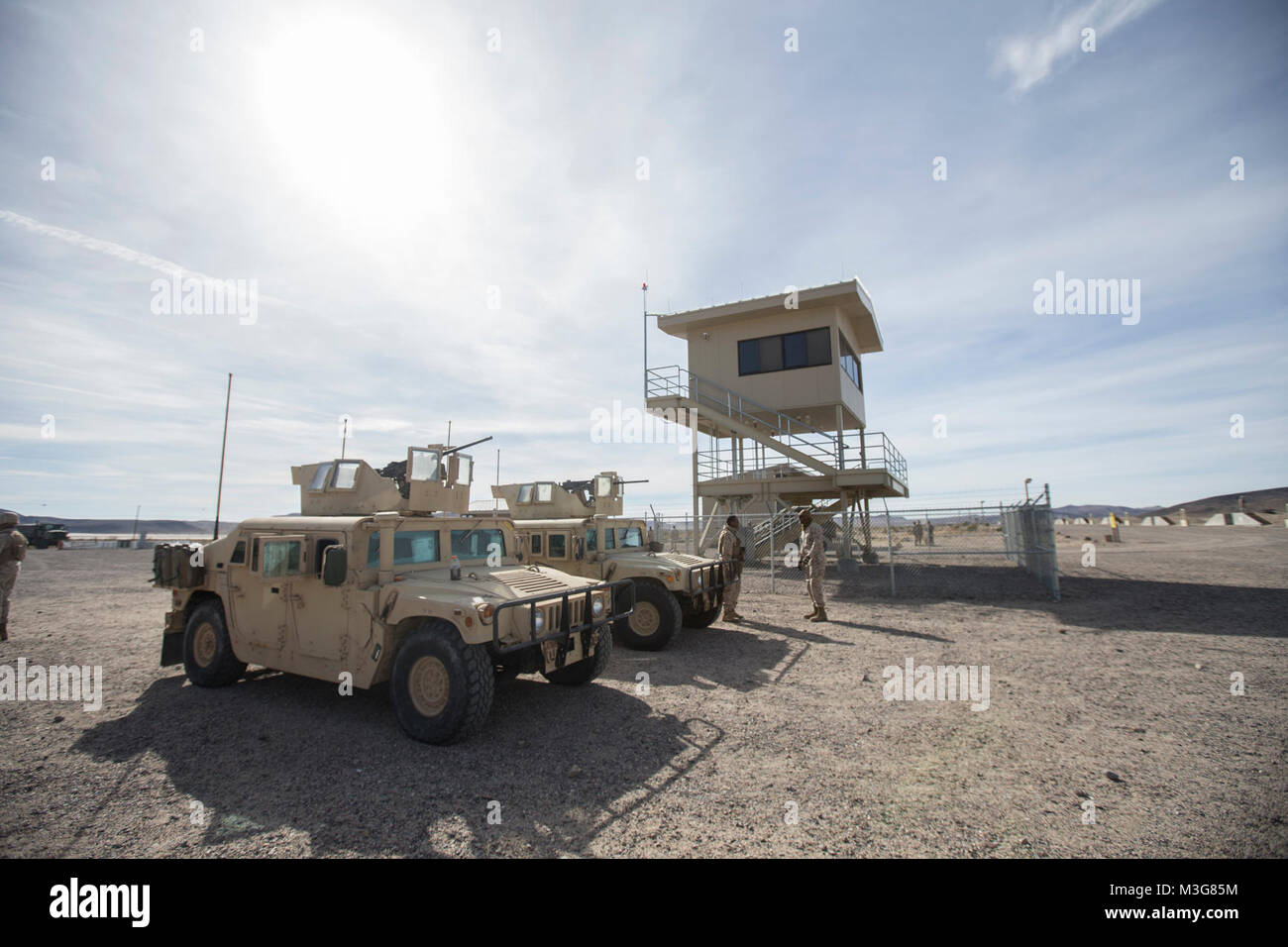 U.S. Marine Corps humvees attribué à Bravo, 2e Batterie de défense aérienne à basse altitude (LAAD) Bataillon, sont dans une gamme de mitrailleuses au Centre National d'entraînement à Fort Irwin, en Californie, le 27 janvier, 2018. Marines avec 2e LAAD a réalisé une gamme de mitrailleuse pour améliorer les compétences linguistiques à la M240B et M2 de calibre .50. mitrailleuses et d'améliorer la préparation au combat. (U.S. Marine Corps Banque D'Images