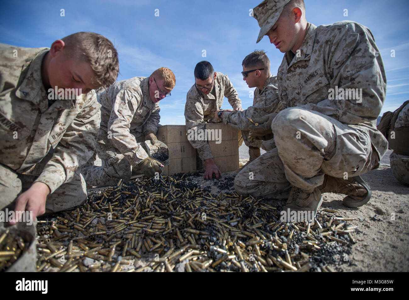 Les Marines américains avec Bravo, 2e Batterie de défense aérienne à basse altitude (LAAD) Bataillon, ramasser après une maching laiton gamme des armes à feu au Centre National d'entraînement à Fort Irwin, en Californie, le 27 janvier, 2018. Marines avec 2e LAAD a réalisé une gamme de mitrailleuse pour améliorer les compétences linguistiques à la M240B et M2 de calibre .50. mitrailleuses et d'améliorer la préparation au combat. (U.S. Marine Corps Banque D'Images