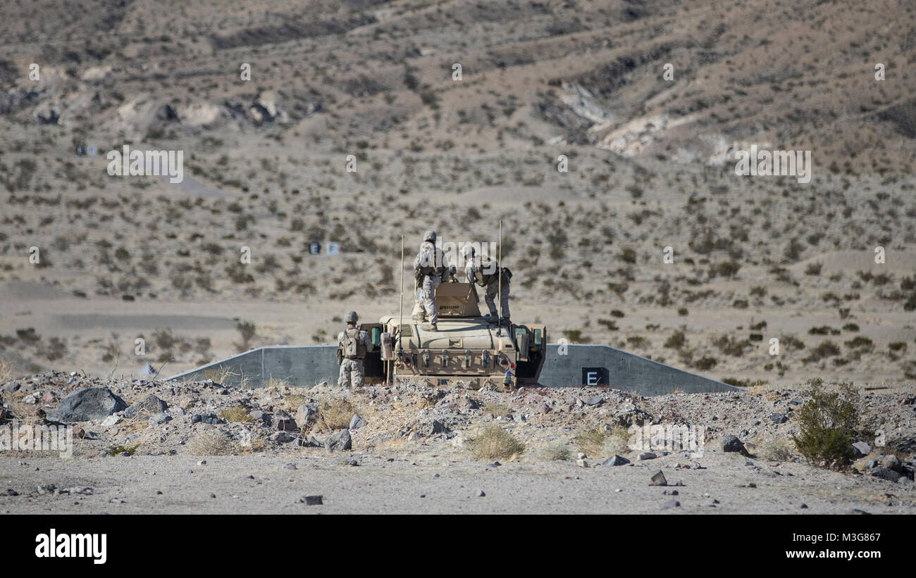 Les Marines américains avec Bravo Batterie, 2e Bataillon de défense aérienne à basse altitude un feu M2 .50 cal. machine gun au cours d'une gamme de mitrailleuses au Centre National d'entraînement à Fort Irwin, en Californie, le 27 janvier, 2018. Marines avec 2e LAAD a réalisé une gamme de mitrailleuse pour améliorer les compétences linguistiques à la M240B et M2 de calibre .50. mitrailleuses et d'améliorer la préparation au combat. (U.S. Marine Corps Banque D'Images