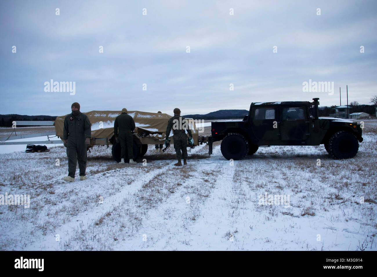 Les Marines américains avec Marine Escadrille de véhicules aériens télépilotés (2) VMU préparer un système de récupération avant de lancer un RQ-21A gelé pendant Blackjack Badger sur Fort McCoy, au Wisconsin, le 29 janvier 2018. Frozen blaireau est un exercice de formation visant à améliorer les capacités opérationnelles de VMU-2 dans des environnements grand froid. (U.S. Marine Corps Banque D'Images