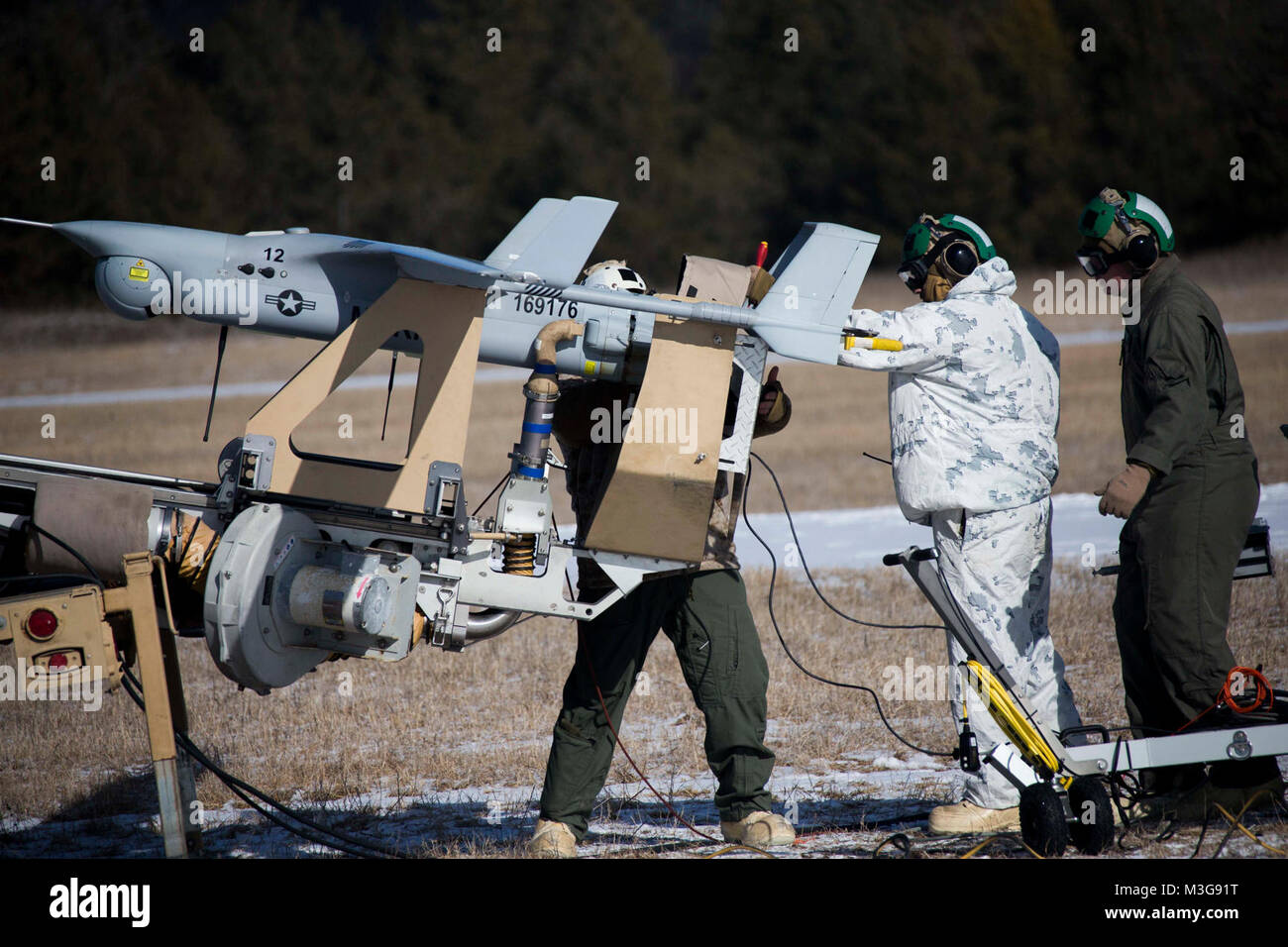 Les Marines américains avec l'Escadrille de véhicules aériens télépilotés marines VMU (2) se préparer à lancer une RQ-21A gelé pendant Blackjack Badger sur Fort McCoy, au Wisconsin, le 29 janvier 2018. Frozen blaireau est un exercice de formation visant à améliorer les capacités opérationnelles de VMU-2 dans des environnements grand froid. (U.S. Marine Corps Banque D'Images