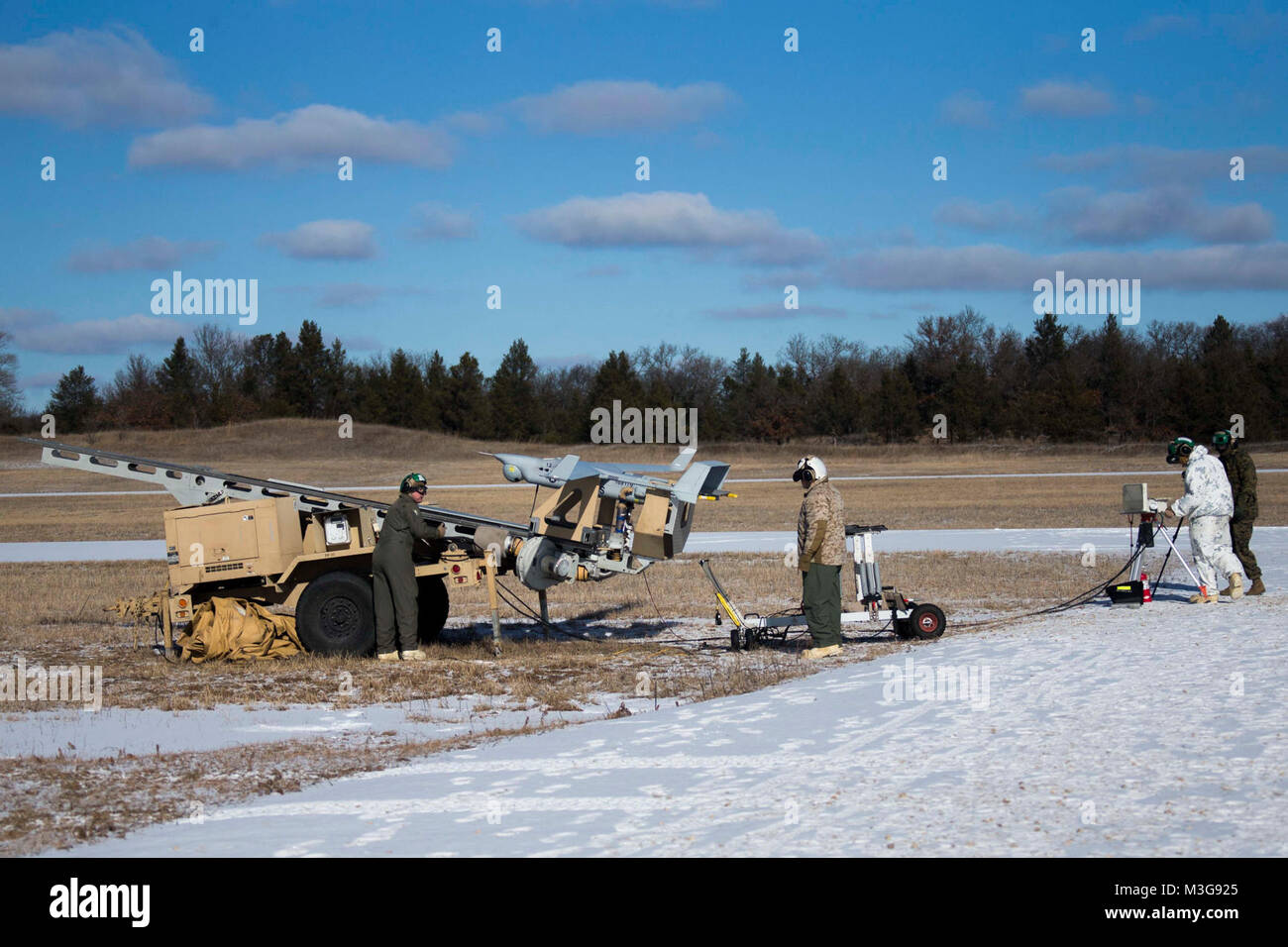 Les Marines américains avec l'Escadrille de véhicules aériens télépilotés marines VMU (2) se préparer à lancer une RQ-21A gelé pendant Blackjack Badger sur Fort McCoy, au Wisconsin, le 29 janvier 2018. Frozen blaireau est un exercice de formation visant à améliorer les capacités opérationnelles de VMU-2 dans des environnements grand froid. (U.S. Marine Corps Banque D'Images