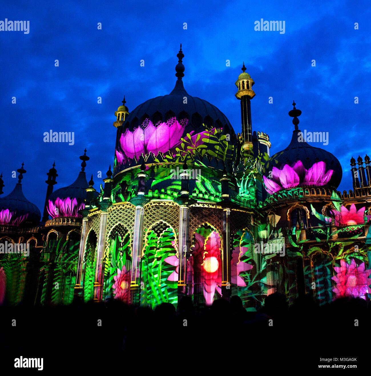 Le célèbre Royal Pavilion de Brighton s'y compris lotus rose illuminations étonnant dans le Dr Blighty montrer lors de la 2016 Brighton Festival. Banque D'Images