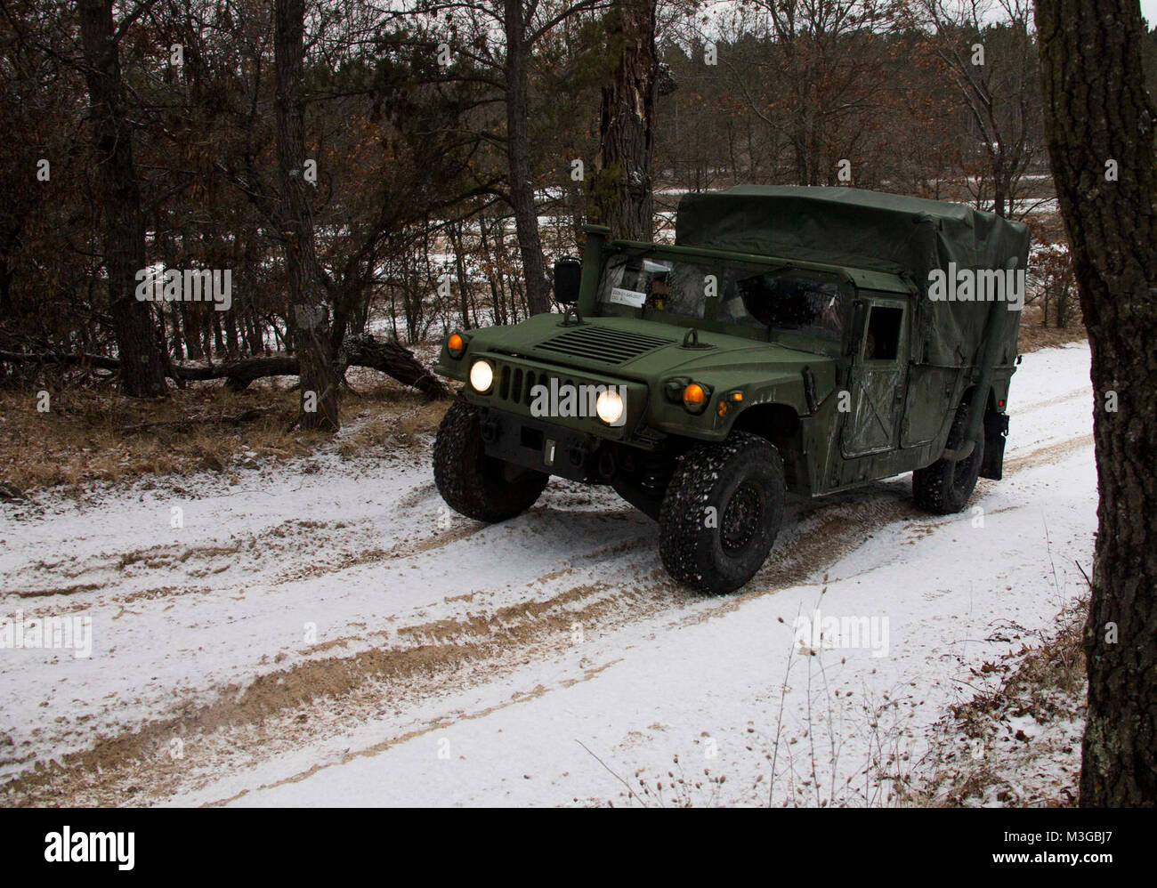 Les Marines américains avec l'Escadrille de véhicules aériens télépilotés marines VMU (2) participer à un cours de conduite au cours de blaireau congelé sur Fort McCoy, au Wisconsin, le 31 janvier 2018. Frozen blaireau est un exercice de formation visant à améliorer les capacités opérationnelles de VMU-2 dans des environnements grand froid. (U.S. Marine Corps Banque D'Images