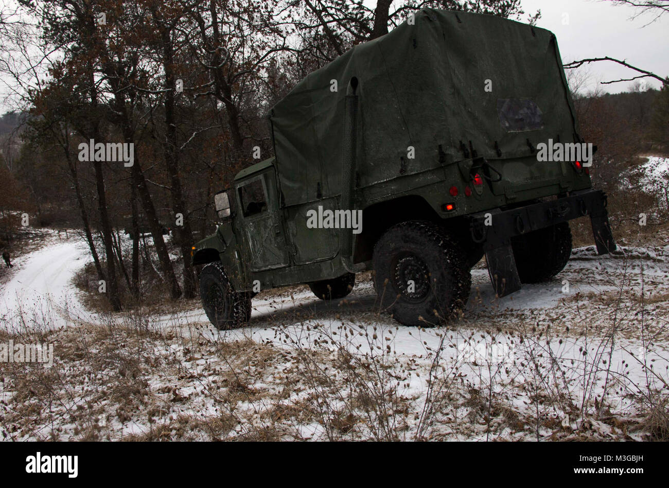 Les Marines américains avec l'Escadrille de véhicules aériens télépilotés marines VMU (2) participer à un cours de conduite au cours de blaireau congelé sur Fort McCoy, au Wisconsin, le 31 janvier 2018. Frozen blaireau est un exercice de formation visant à améliorer les capacités opérationnelles de VMU-2 dans des environnements grand froid. (U.S. Marine Corps Banque D'Images