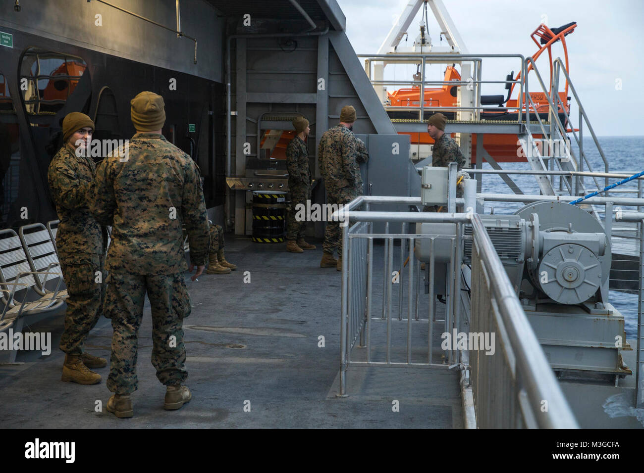 Les Marines américains avec Tango Batterie, 5e Bataillon, 11e Régiment de Marines se tiennent sur un balcon à bord du navire-hôpital américain de Guam, le 31 janvier 2018. La Californie- basée bataillon est déployé en avant à Okinawa, au Japon dans le cadre du Programme de déploiement de l'unité. (U.S. Marine Corps Banque D'Images