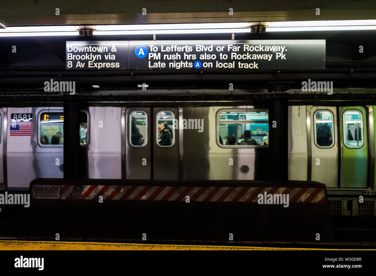 La ville de New York, USA - 28 octobre 2017 : l'article en attente de transport en commun souterrain large plate-forme vide dans NYC Subway Station, à l'enseigne de sortie Banque D'Images