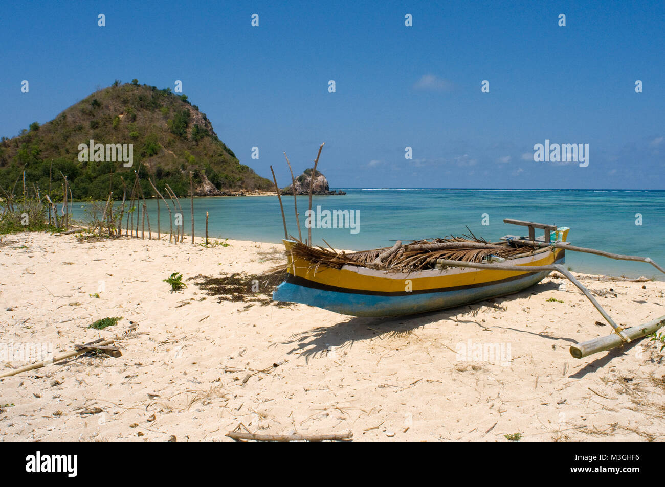 Un bateau repose sur le sable de la plage de Kuta, un village de pêcheurs au sud de Lombok, Indonésie Banque D'Images