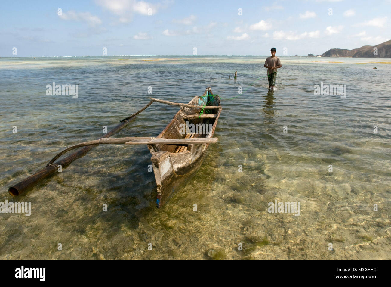 Un bateau à Kuta Beach, un village de pêcheurs au sud de Lombok, Indonésie Banque D'Images