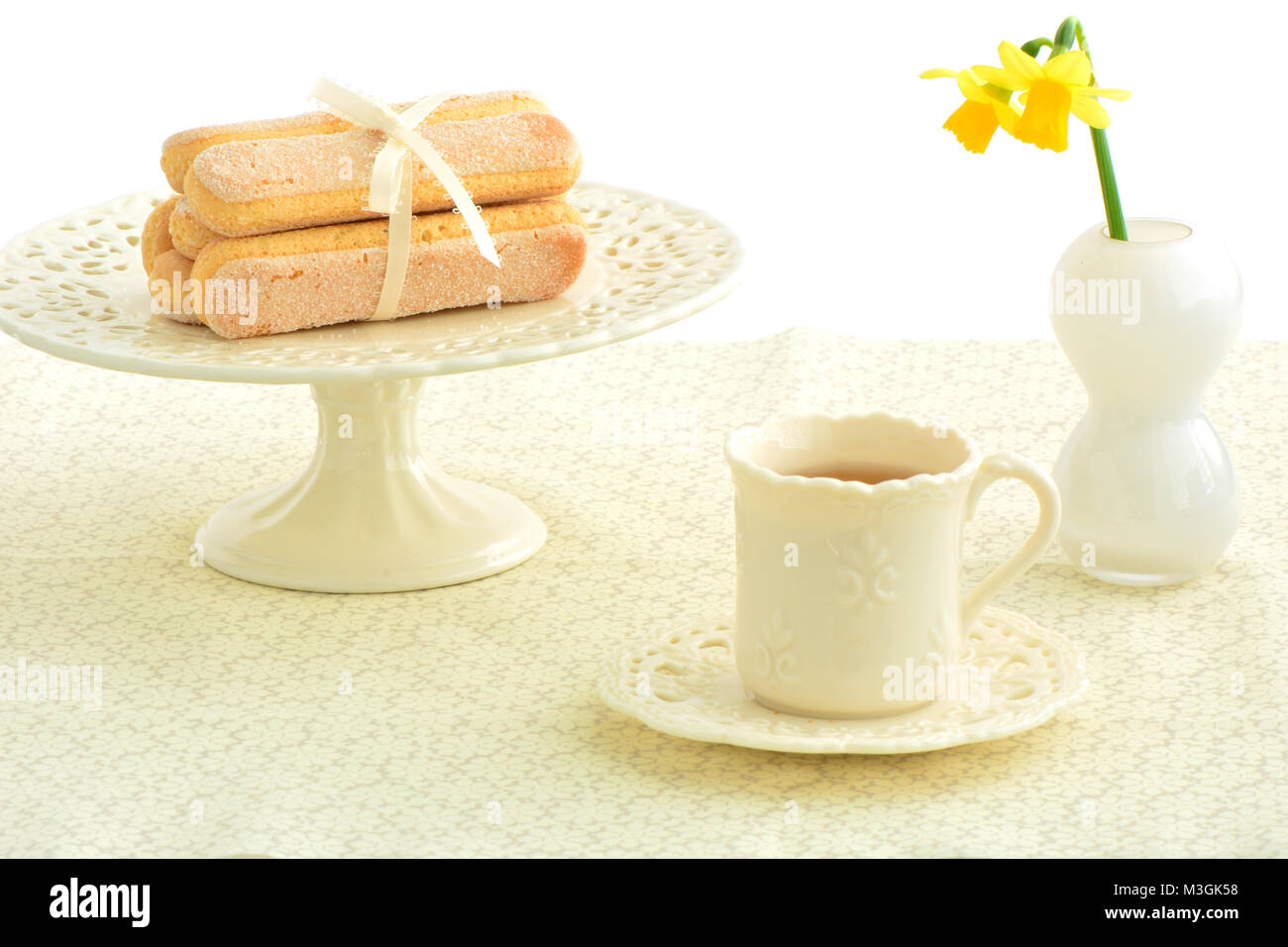 Ladyfinger délicate des gâteaux et du thé sur la jolie vaisselle en format horizontal Banque D'Images