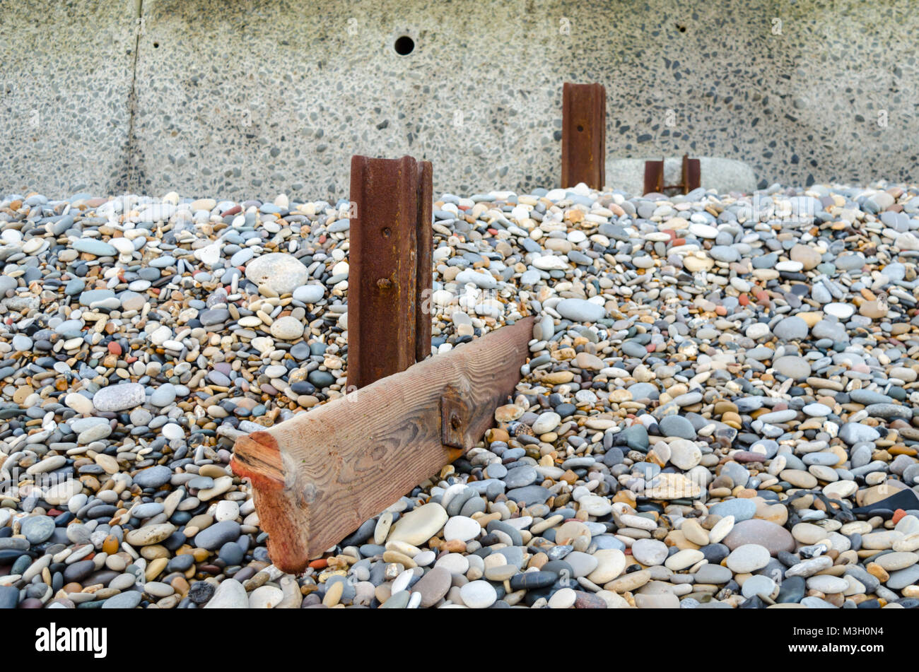 Vieux bois épis (1953) sur la plage, Seaham Seaham. Les épis ont été ajoutés pour réduire le mouvement et Plage Quell marées dangereuses Banque D'Images
