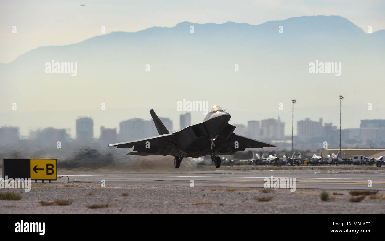 Un F-22 Raptor avion de chasse affecté à la 1ère Escadre de chasse, Joint Base Langley-Eustis, Virginie, prend son envol au cours de l'exercice Red Flag 18-1 à Nellis Air Force Base, Nevada, le 1 février 2018. Drapeau rouge fournit des pilotes avec des scénarios de guerre en temps réel. (U.S. Air Force Banque D'Images