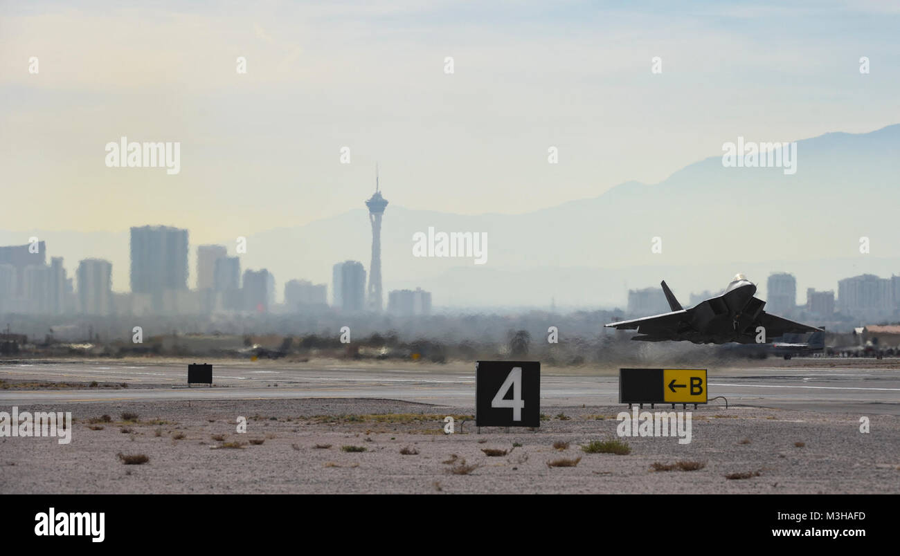 Un F-22 Raptor avion de chasse affecté à la 1ère Escadre de chasse, Joint Base Langley-Eustis, Virginie, prend son envol au cours de l'exercice Red Flag 18-1 à Nellis Air Force Base, Nevada, le 1 février 2018. Drapeau rouge fournit des pilotes avec des scénarios de guerre en temps réel. (U.S. Air Force Banque D'Images