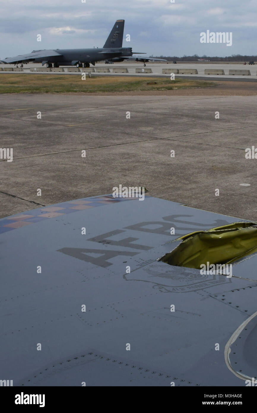 La queue de l'aéronef endommagé 60-051, un B-52 Stratofortress affecté à la 307e Bomb Wing, attend d'être retirés de Base aérienne de Barksdale, en Louisiane, le 1 février 2018. La queue a été endommagé au-delà de réparation lorsqu'un éclair a frappé l'approche finale au cours d'une mission d'entraînement de routine. Pilotes ont été en mesure de débarquer les B-52 sans incident après la grève. Le jet, doté d'une queue différente est recyclée par un autre B-52 déclassés, attend sa prochaine mission dans l'arrière-plan. Les responsables de la 307e Escadron de maintenance ont été en mesure d'avoir le B-52 prêts à voler à nouveau dans quelques semaines. (U.S. Ai Banque D'Images