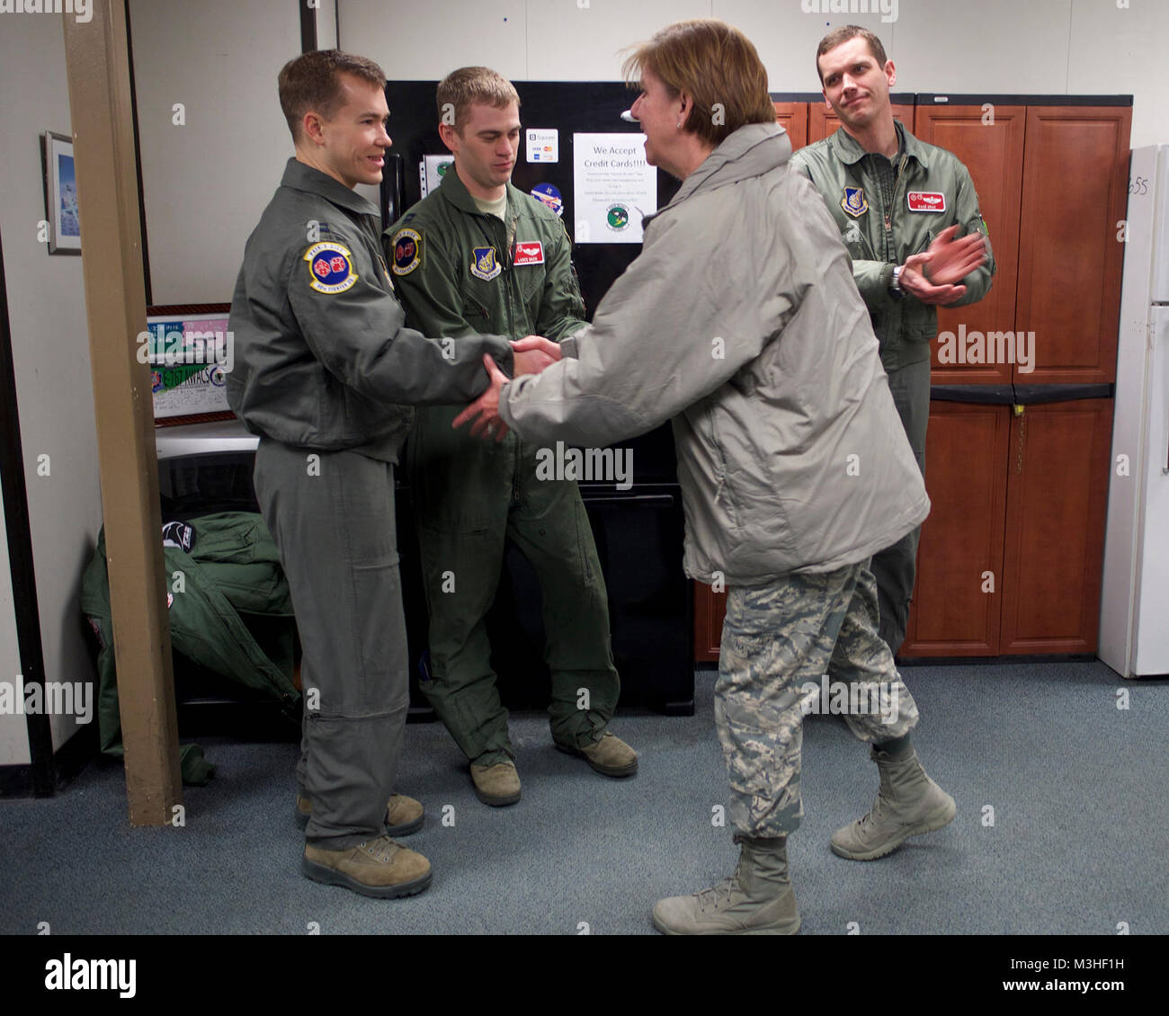 Air Force Gen. Lori Robinson, commandant du Commandement du Nord des États-Unis et le commandement de la défense aérospatiale de l'Amérique du Nord, rencontre avec les aviateurs de la 962e Airborne Air Control Squadron, le 5 février 2018, à Joint Base Elmendorf-Richardson, en Alaska. Robinson a été une bataille d'air manager avec plusieurs unités E-3 Sentry. (U.S. Air Force Banque D'Images