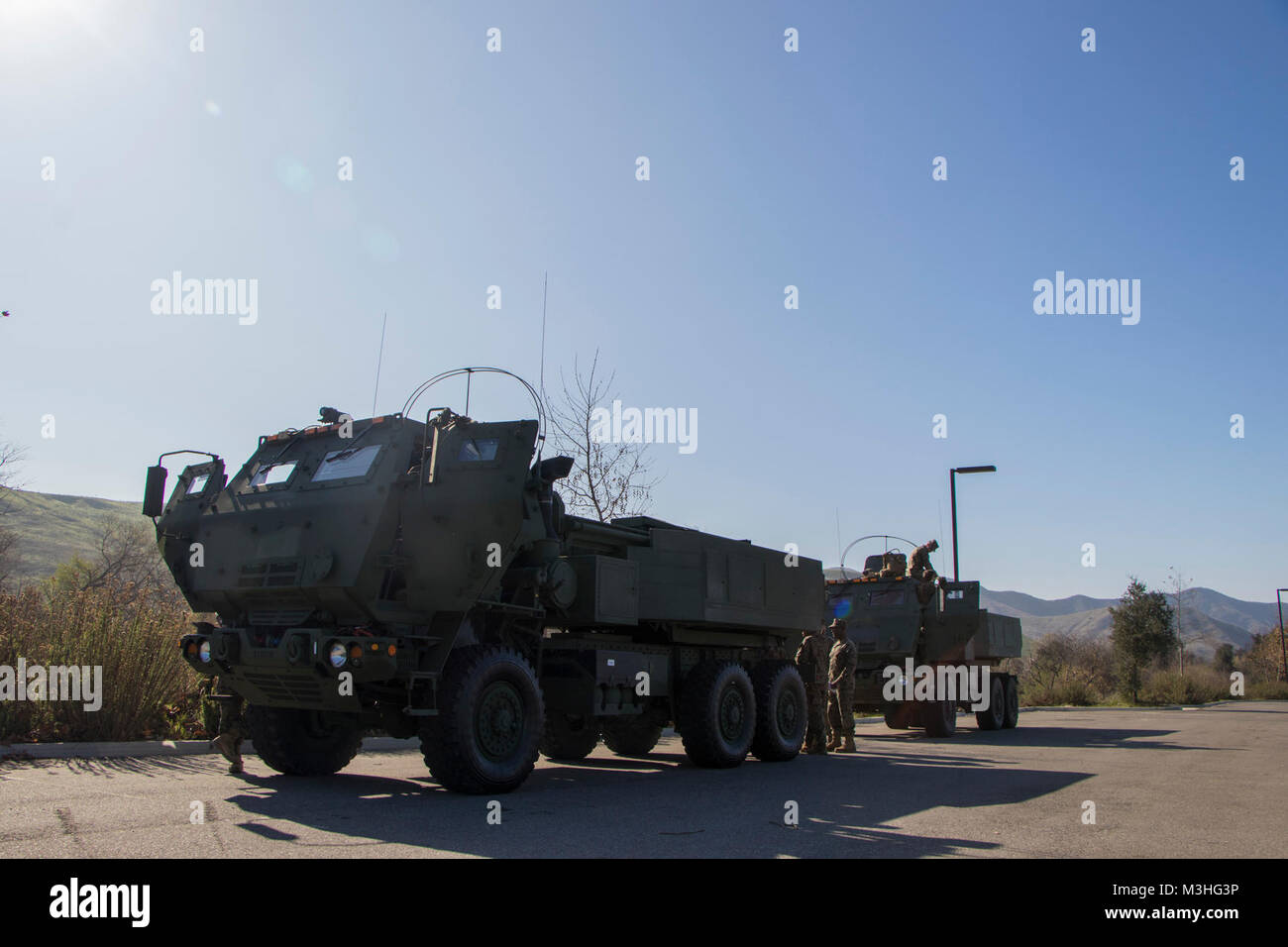 Les Marines américains avec la Sierra Batterie, 5e Bataillon, 11e Régiment de Marines, l'étape d'un système de roquettes d'artillerie à grande mobilité en vue d'un exercice de poste de commandement (XPC) à bord de Camp Pendleton, en Californie, 6 février, 2018. Le CPX est un exercice d'entraînement utilisé pour le personnel du bataillon, subalterne, et les dirigeants de la région afin de planifier, coordonner et synchroniser les opérations pendant l'exécution de la mission. (U.S. Marine Corps Banque D'Images