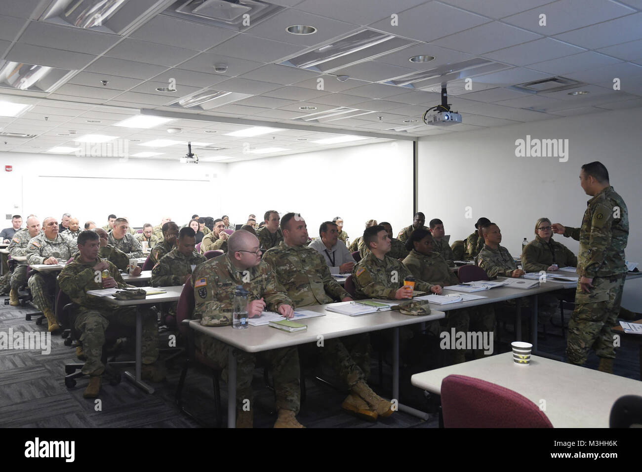 Réserve de l'armée américaine le Sgt. 1re classe Dave Mercado, droite, sous-officier de protection de la Force, le commandement du 85e, donne la parole durant une armée Réserver Sécurité physique Atelier tenu à la réserve de l'Armée de soutien du quartier général du Commandement de la 85e, 6-7 février, 2018. L'atelier de deux jours, effectuée par les inspecteurs de sécurité physique affecté à la 88e Division de l'état de préparation, a assuré la formation des soldats sur le programme de sécurité physique, et ont aidé les étudiants dans la mise en œuvre des barrières de sécurité à l'unité affectée à l'équipement et des installations. Bien que l'auditoire était composé de soldats de la réserve de l'affecté à l'appui 85E Banque D'Images