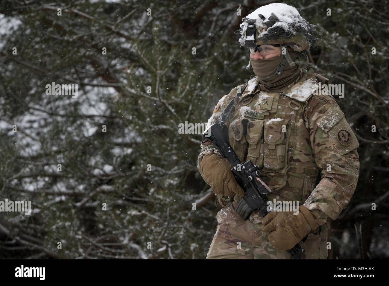 Pvt. Leo Quiroz, un soldat affecté à des troupes de l'Éclair, 3e Escadron, 2e régiment de cavalerie, tire sur la sécurité pendant l'exercice de poste de commandement près de la Belette Bemowo Piskie Domaine de formation, Pologne, le 6 février 2018. Quiroz, Paramount, Californie, est une partie de l'unique groupe de combat, multinationale, composée d'Américains, Britanniques, croate et soldats roumains servir avec la 15e Brigade mécanisée polonaise comme une force de dissuasion dans le nord-est de la Pologne à l'appui de l'OTAN vers l'amélioration de la présence. (U.S. Army Banque D'Images