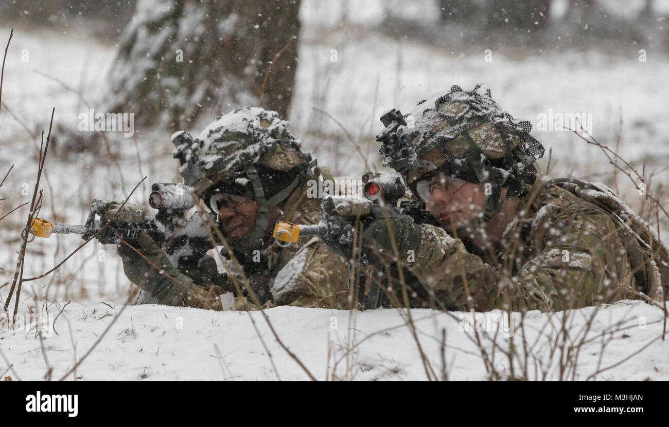 Des soldats américains affectés à la foudre Troop, 3e Escadron, 2e régiment de cavalerie, tirez sur la sécurité pendant l'exercice de poste de commandement près de la Belette Bemowo Piskie Domaine de formation, Pologne, le 6 février 2018. Ces soldats sont une partie de l'unique groupe de combat, multinationale, composée d'Américains, Britanniques, croate et soldats roumains servir avec la 15e Brigade mécanisée polonaise comme une force de dissuasion dans le nord-est de la Pologne à l'appui de l'OTAN vers l'amélioration de la présence. (U.S. Army Banque D'Images