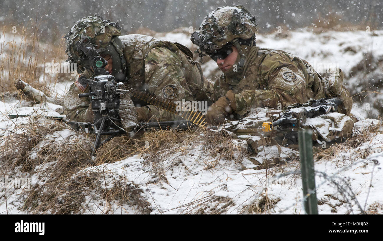 Des soldats américains affectés à la foudre Troop, 3e Escadron, 2e régiment de cavalerie, tirez sur la sécurité pendant l'exercice de poste de commandement près de la Belette Bemowo Piskie Domaine de formation, Pologne, le 6 février 2018. Ces soldats sont une partie de l'unique groupe de combat, multinationale, composée d'Américains, Britanniques, croate et soldats roumains servir avec la 15e Brigade mécanisée polonaise comme une force de dissuasion dans le nord-est de la Pologne à l'appui de l'OTAN vers l'amélioration de la présence. (U.S. Army Banque D'Images