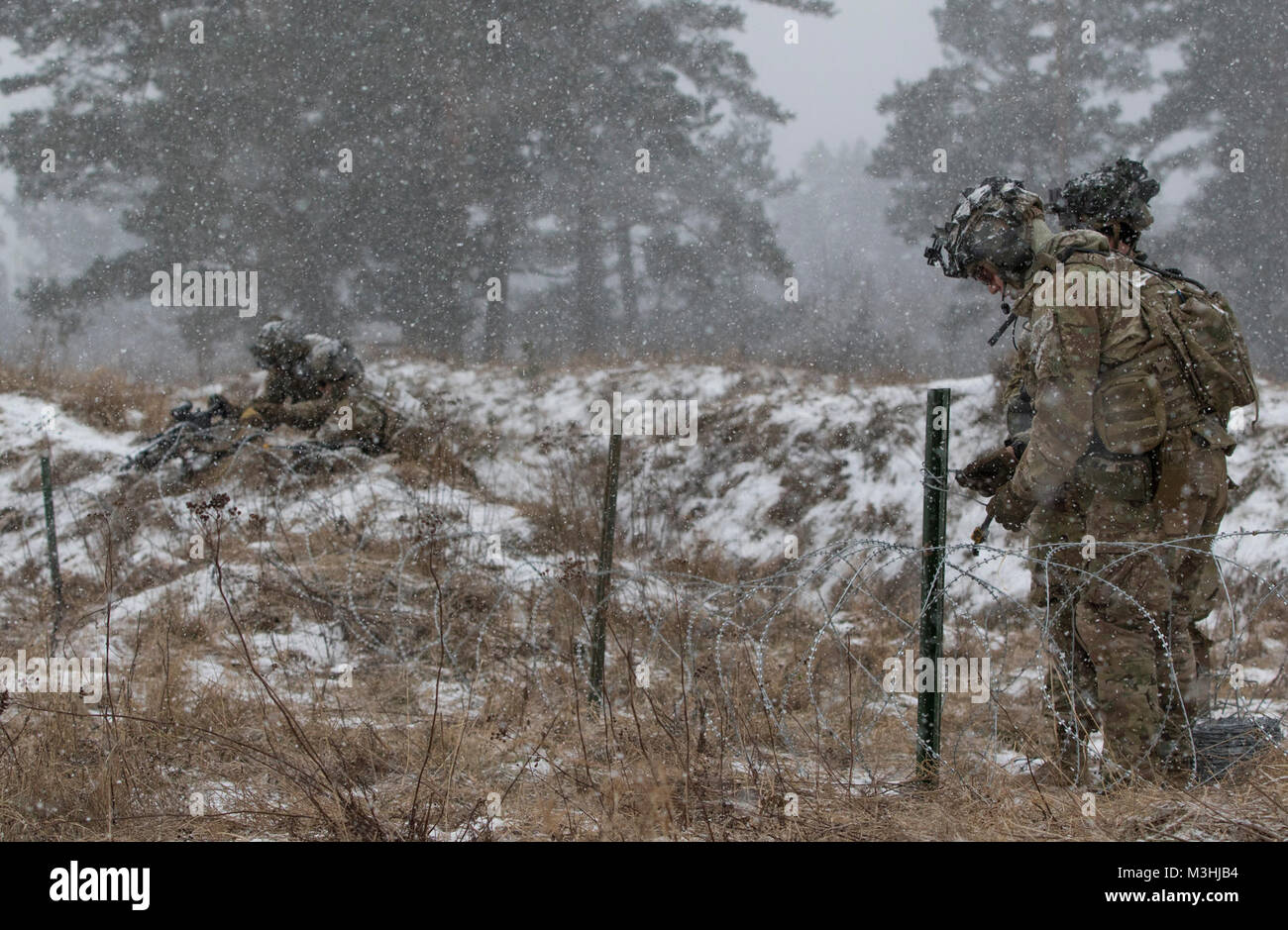 Des soldats américains affectés à la foudre Troop, 3e Escadron, 2e régiment de cavalerie, mis en place un périmètre autour du centre des opérations tactiques d'effectuer la sécurité pendant l'exercice de poste de commandement près de la Belette Bemowo Piskie Domaine de formation, Pologne, le 6 février 2018. Ces soldats sont une partie de l'unique groupe de combat, multinationale, composée d'Américains, Britanniques, croate et soldats roumains servir avec la 15e Brigade mécanisée polonaise comme une force de dissuasion dans le nord-est de la Pologne à l'appui de l'OTAN vers l'amélioration de la présence. (U.S. Army Banque D'Images