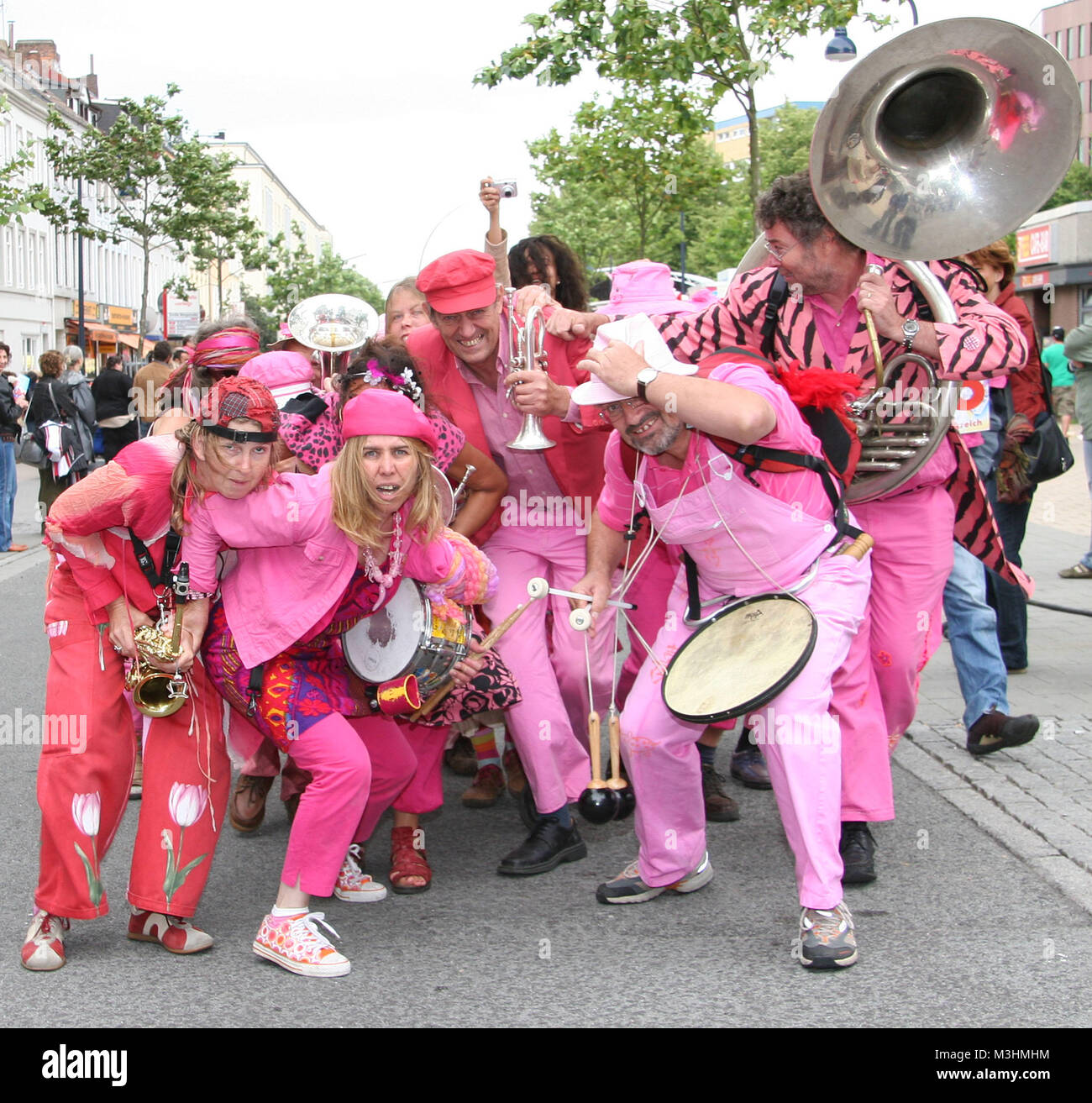 Spaßparade Hamburgs ist die altonale internationales Straßenkunst-Spektakel. Straßenumzug 1999 wurde der initiiert vom Stadtteilkulturzentrum Haus Drei, das nhi seitdem jährlich organiziert und durchführt. Er stellt das abschließende souligner von Deutschlands größtem Stadtteil- und Kulturfest dar, der altonale. Diese von Kunstwochen eingeleitete Literatur- und Veranstaltung zieht jährlich rund eine halbe millions Gäste und findet un vom 1. bis 17. Juni 2007 zur neunten mal statt (10-Jähriges Jubiläum 2008 : 30,5 -15,6..). Spaßparade Schlusstag säumen die am rund 100.000 Zuschauer an den Straßen. Banque D'Images