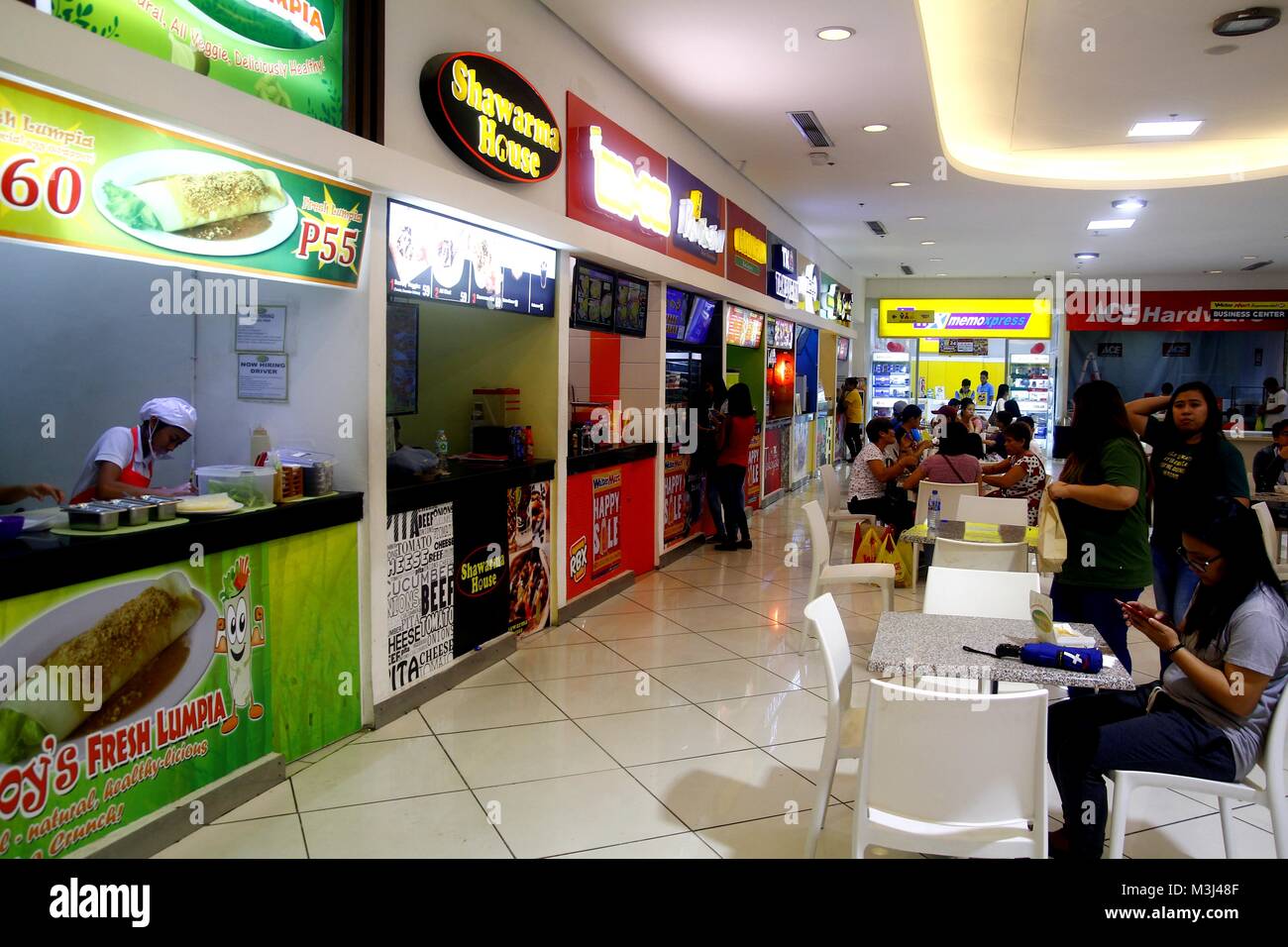 TAYTAY, Rizal, PHILIPPINES - le 29 janvier 2018 : l'alimentation d'essence à l'intérieur d'un centre commercial commercial. Banque D'Images