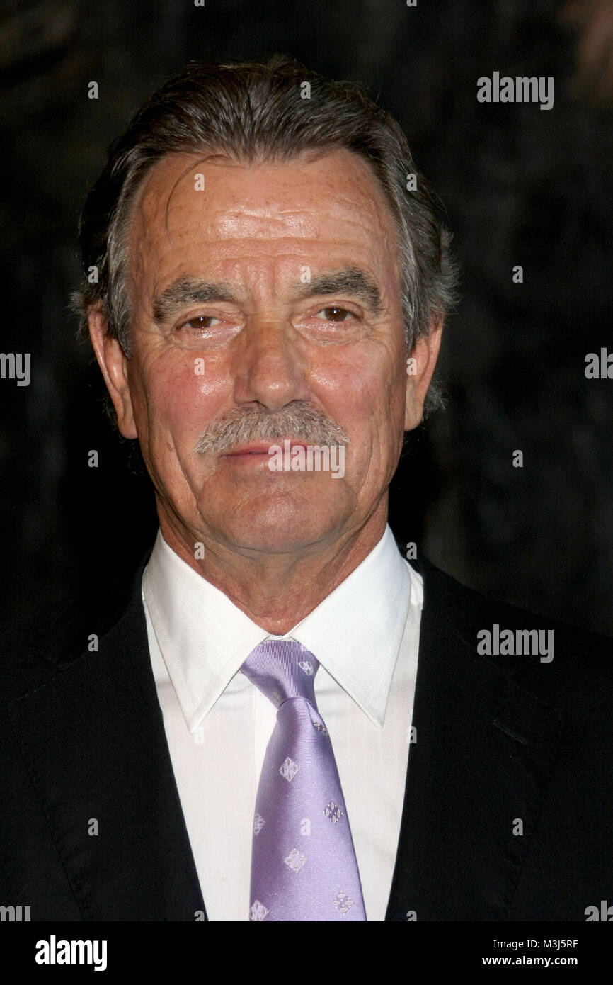 Eric Braeden traegt sich in das Goldene Buch der Stadt Hamburg ein dans anwesenheit von Senatorin Karin von Welck und der amerikanischen Generalkonsulin Karen E. Johnson, Hambourg, 12.09.2008 Eric Braeden , Hans Joerg Gudegast eigentlich ist ein, US-amerikanischer Acteurs et actrices. Braeden wuchs als Sohn des Buergermeisters im kleinen Ort Bredenbek auf. Bereits 1959 wanderte Braeden dans die USA aus und wurde dort vor allem als Soap-Opera-acteurs durch die Serie "Schatten der Leidenschaft" (Orig. "Les feux de l'amour") bekannt. 1997 erhielt Braeden für sein Wirken den Fernsehpreis Emmy. Ins Banque D'Images