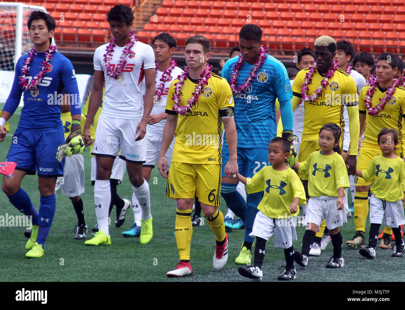 10 février 2018 - Columbus Crew milieu SC Wil Trapp # 6, Columbus Crew SC gardien Zack Steffen # 23 et Columbus Crew SC avant Gyasi Zardes # 11, tous les membres de l'USMNT, mènent l'équipage SC au cours de la Coupe du Pacifique entre le SC et Columbus Crew Iwaki FC à l'Aloha Stadium d'Honolulu, Hawaii - Michael Sullivan/CSM Banque D'Images