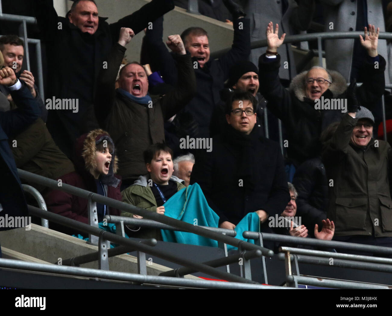 Londres, Royaume-Uni. 10 Février, 2018. Comédien et Spurs fan Michael MCINTYRE (lunettes) tient à une couverture célébrant les Spurs but à l'English Premier League football match entre Tottenham Hotspur v Arsenal au stade de Wembley, Londres, le 10 février 2018. Crédit : Paul Marriott/Alamy Live News Banque D'Images