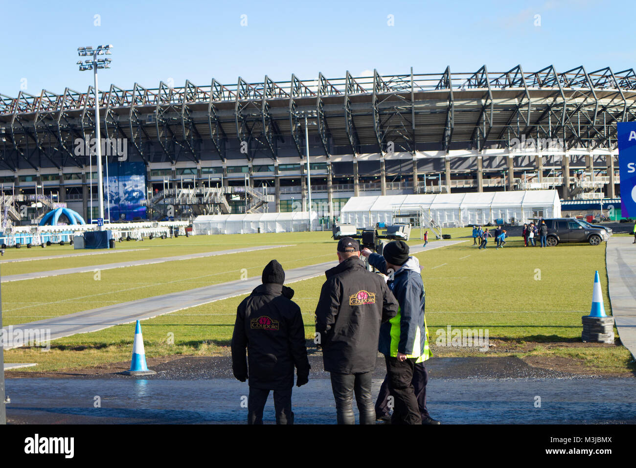 Edinburgh, Ecosse, Royaume-Uni. 11 Février, 2018. Tournoi RBS 6 Nations - Ecosse, France, Édimbourg, Écosse, Royaume-Uni. Un steward montrant fans français les portes de la stade de Murrayfield. Crédit : Thomas Feige Filling/Alamy Live News Banque D'Images