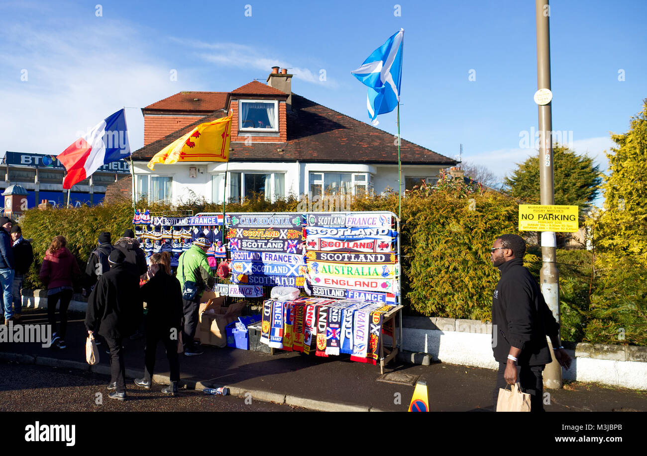 Edinburgh, Ecosse, Royaume-Uni. 11 Février, 2018. Tournoi RBS 6 Nations - Ecosse, France, Édimbourg, Écosse, Royaume-Uni. L'achat des fans français et écossais drapeaux et écharpes d'avance. Crédit : Thomas Feige Filling/Alamy Live News Banque D'Images