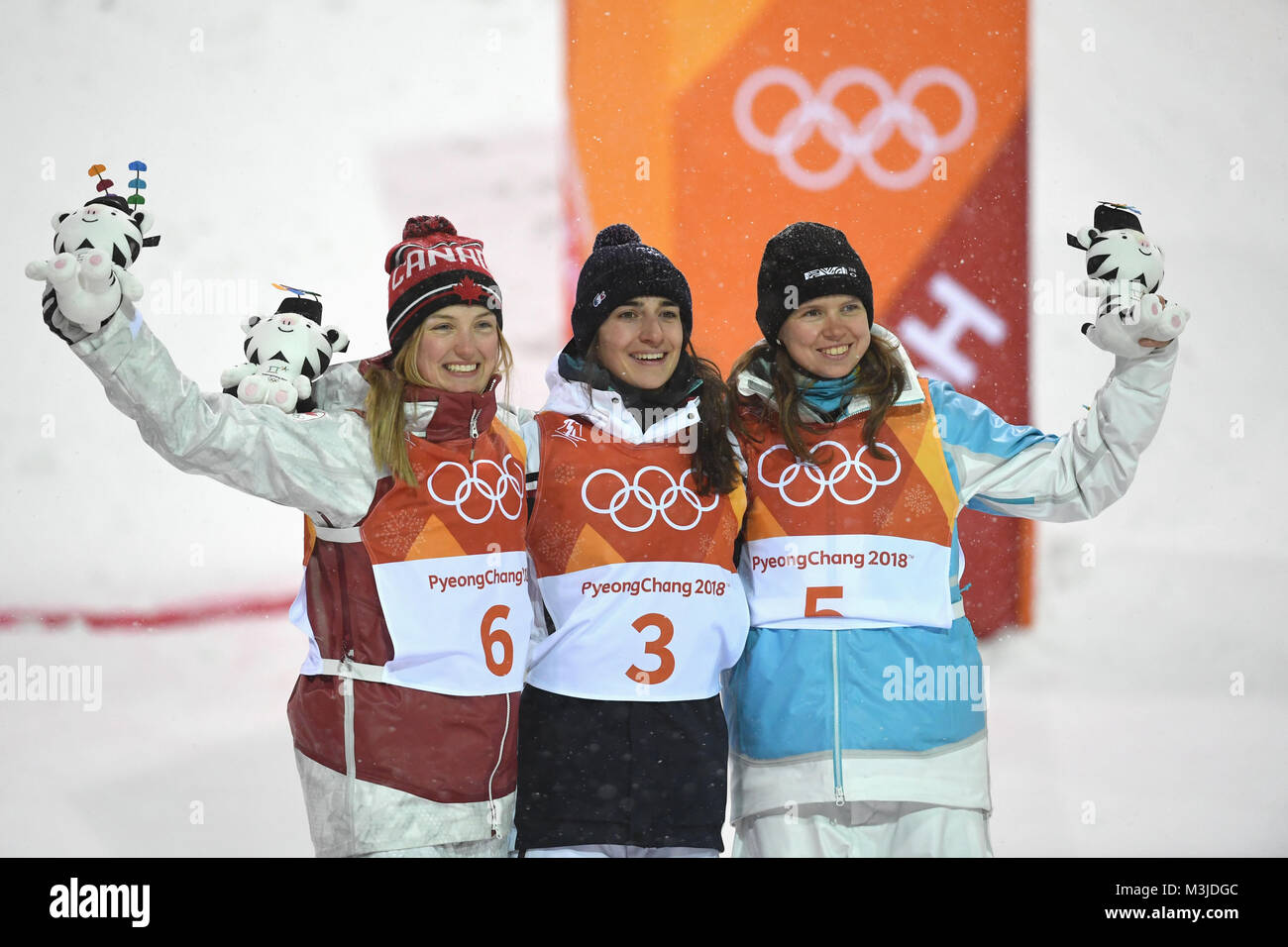 Pyeongchang, Corée du Sud, 11 février 2018. Pyeongchang, Corée du Sud, 11 février 2018. Perrine Laffont (C) de la France célèbre sur le podium après avoir remporté la médaille d'or à côté de Justine Dufour-Lapointe (L, argent) du Canada et Julija Galyschewa (R, bronze) du Kazakhstan après le 2e tour des qualifications à l'olympique de ski de bosses freestlye la concurrence dans l'Alpin Center Yongpyong à Pyeongchang, Corée du Sud, 11 février 2018. Photo : Angelika Warmuth/dpa/Alamy Live News Banque D'Images