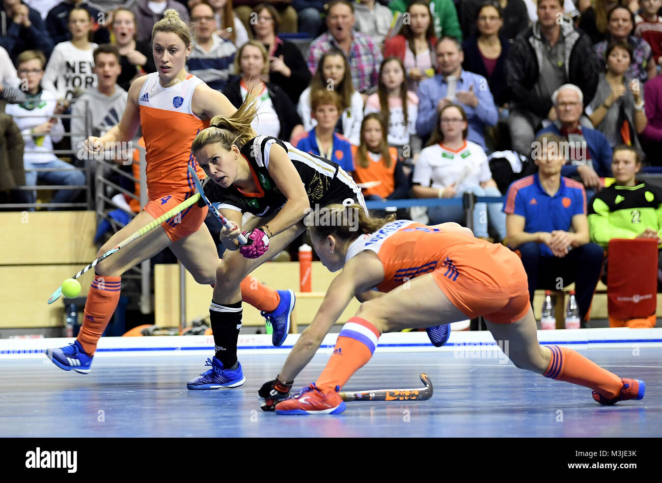 Berlin, Allemagne. 10 Février, 2018. L'Allemagne Anne Schroeder (C) en action contre la Netherland's Lieke van Wijk (L) et Mila Muyselaar (R) pendant le match final de la WOMEN'S Indoor Hockey World Cup 2018 entre l'Allemagne et les Pays-Bas à la salle omnisports Max-Schmeling Halle à Berlin, Allemagne, 11 février 2018. L'équipe féminine allemande est devenu champion du monde 2018. Photo : Britta Pedersen/dpa/Alamy Live News Banque D'Images