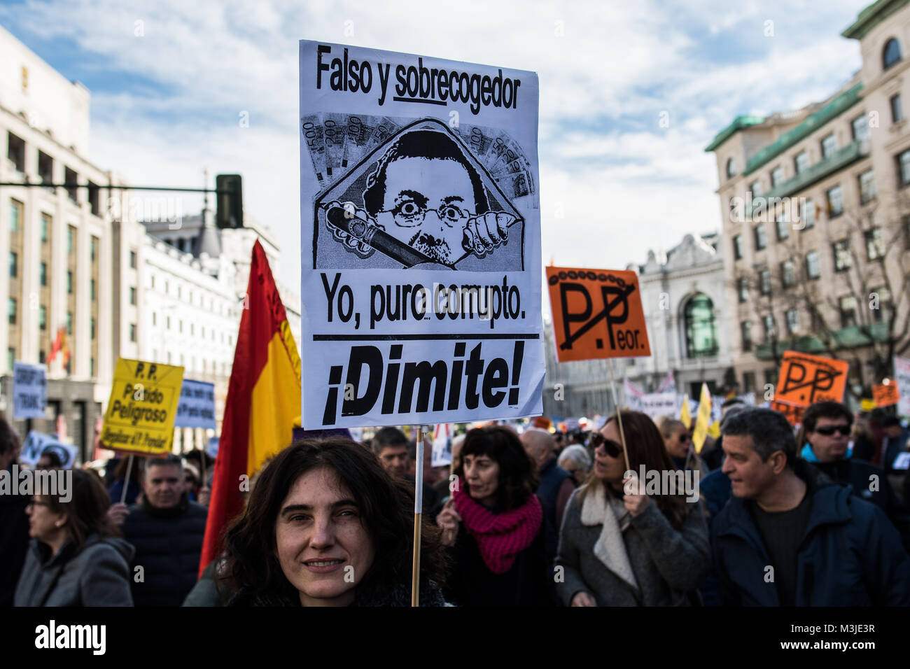 Madrid, Espagne. Feb 11, 2018. Les femmes avec une pancarte réclamant la démission du Président Mariano Rajoy lors d'une manifestation contre la corruption à Madrid, Espagne. Credit : Marcos del Mazo/Alamy Live News Banque D'Images