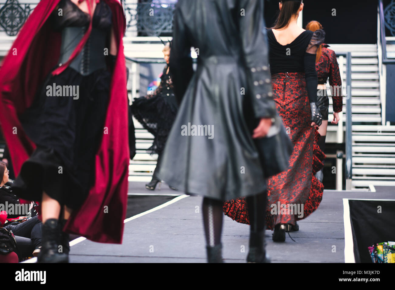 Londres, Royaume-Uni. Feb 11, 2018. Londres est une foire commerciale internationale pour des centaines de nouvelles alternatives de la culture, de la mode, de la chaussure et marques de style. Les blogueurs,commerçants, et les modèles présents. Crédit : Simon King/Alamy Live News Banque D'Images