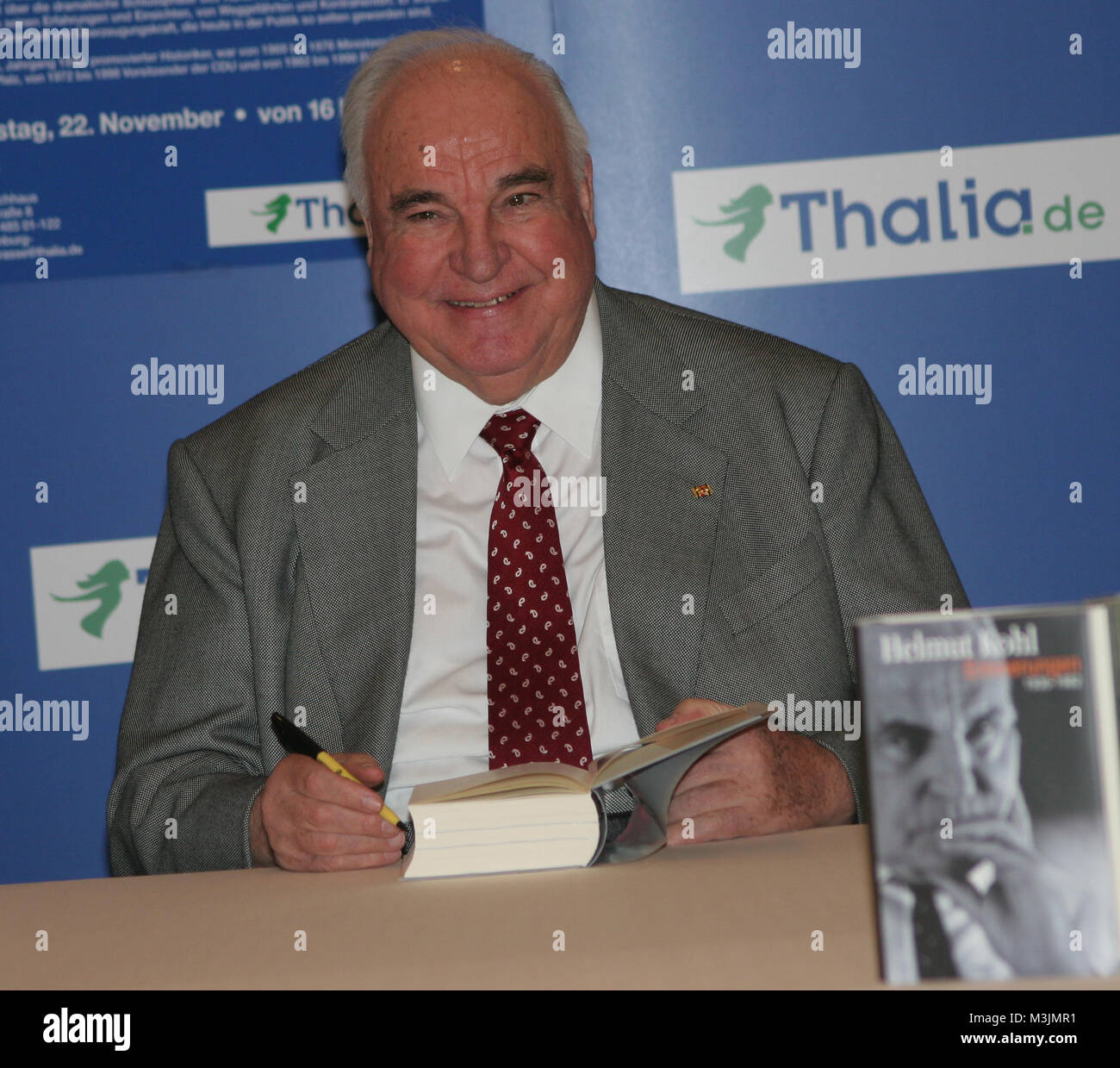 Dr. Helmut Kohl ( EX-Bundeskanzler) signierte sein Buch 'Erinnerungen- 1982-1990 in der Thalia Buchhandlung , Spitalerstrasse Hambourg 20.11.2005 Bitte Bildunterschrift : HR/STRUSSFOTO Banque D'Images