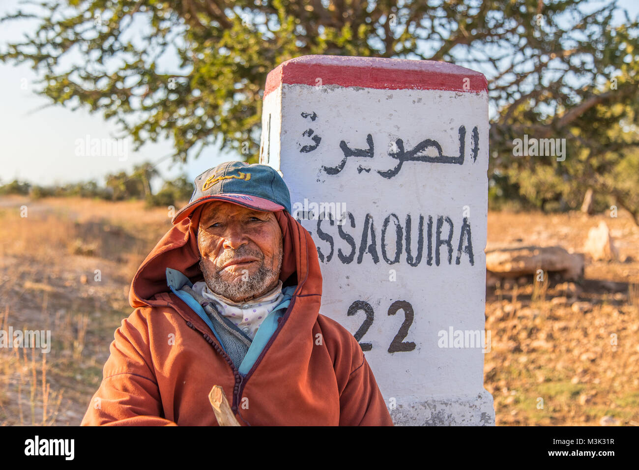 Gardien de chèvre portrait berger route Essaouira djellaba orange Banque D'Images