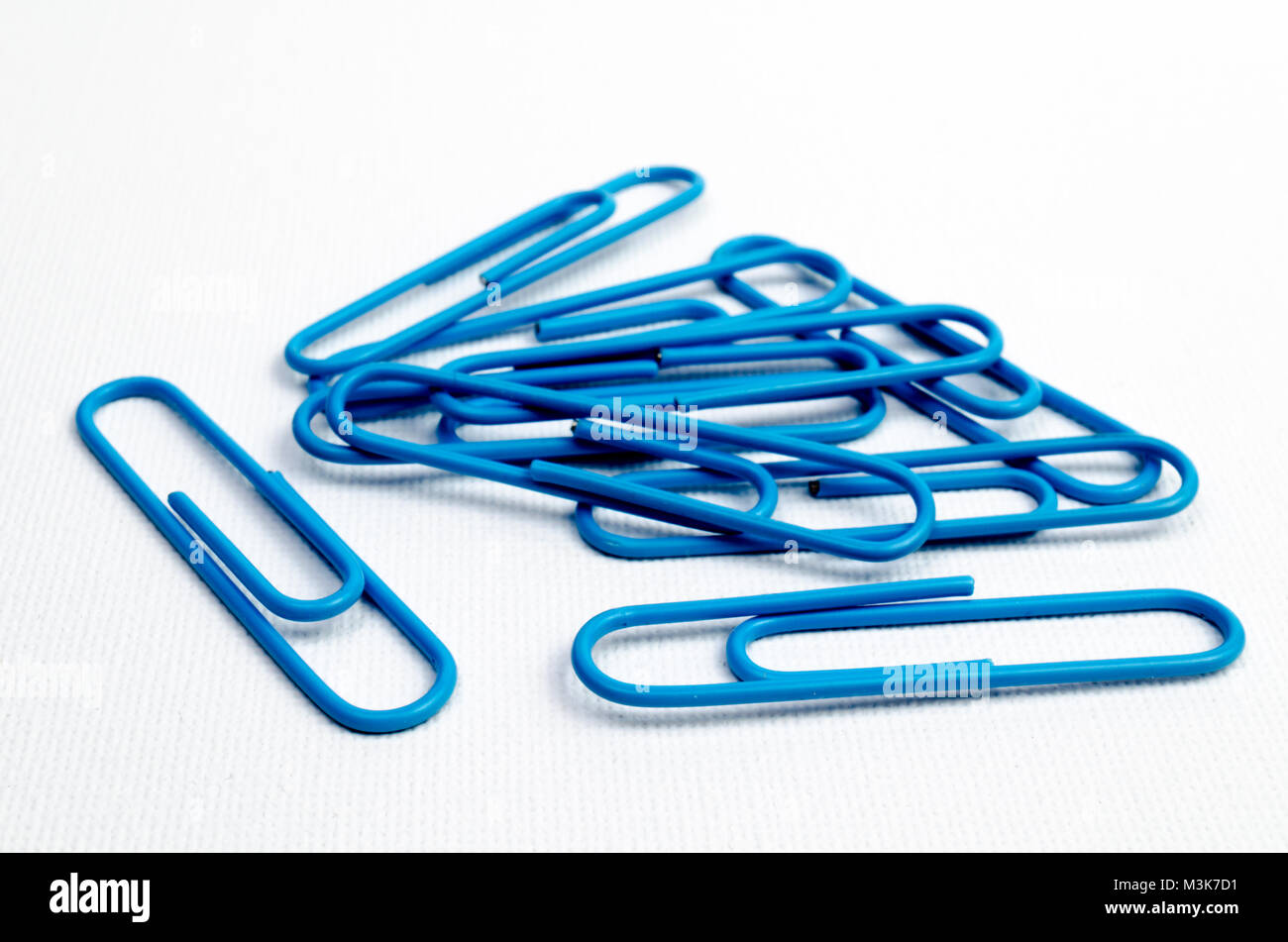 Une photographie de Blue Paper Clips Banque D'Images