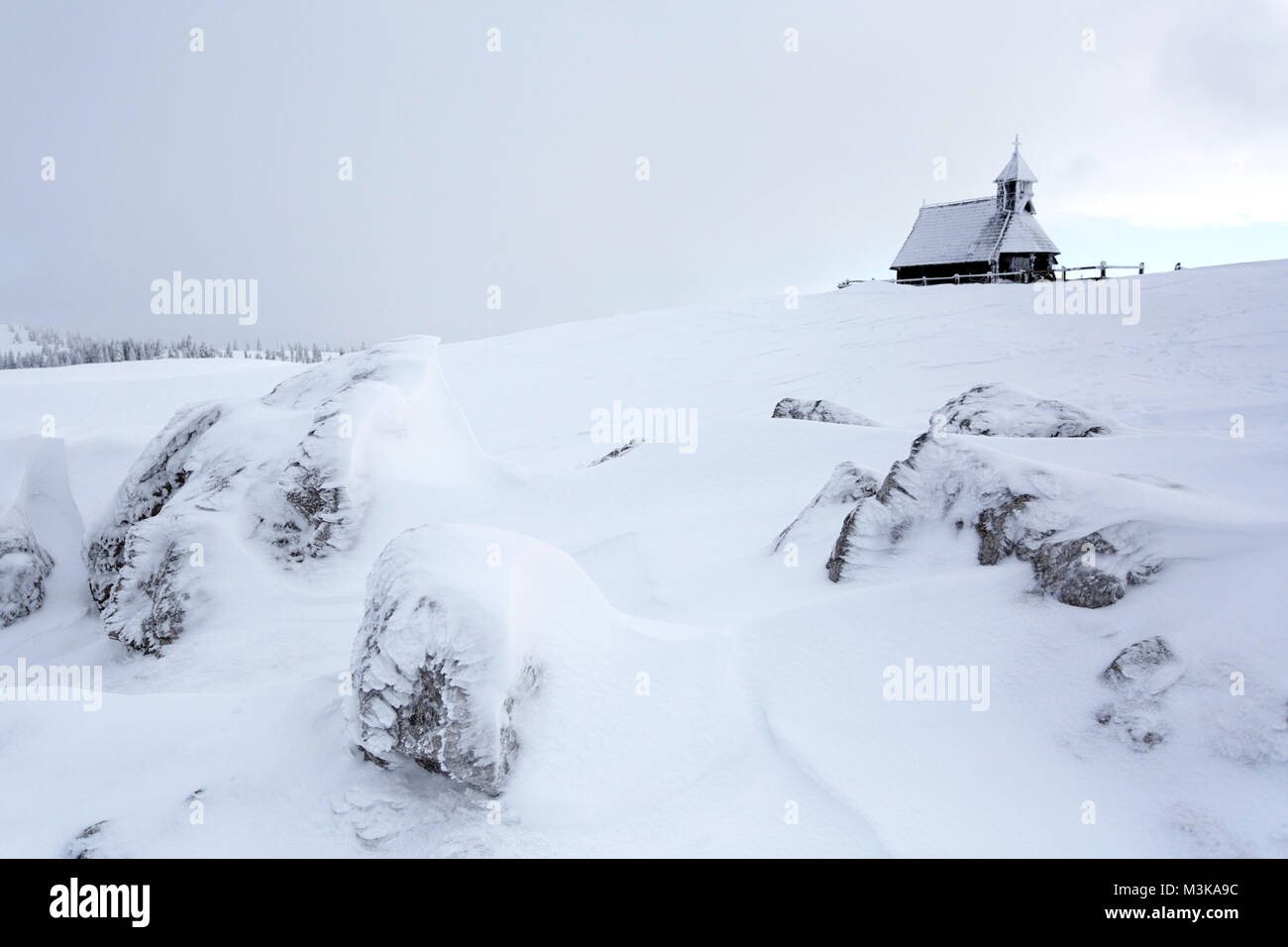 Winter Wonderland idyllique dans les Alpes avec l'église, chapelle congelé sur une montagne couverte de neige, Velika planina, la Slovénie. Banque D'Images
