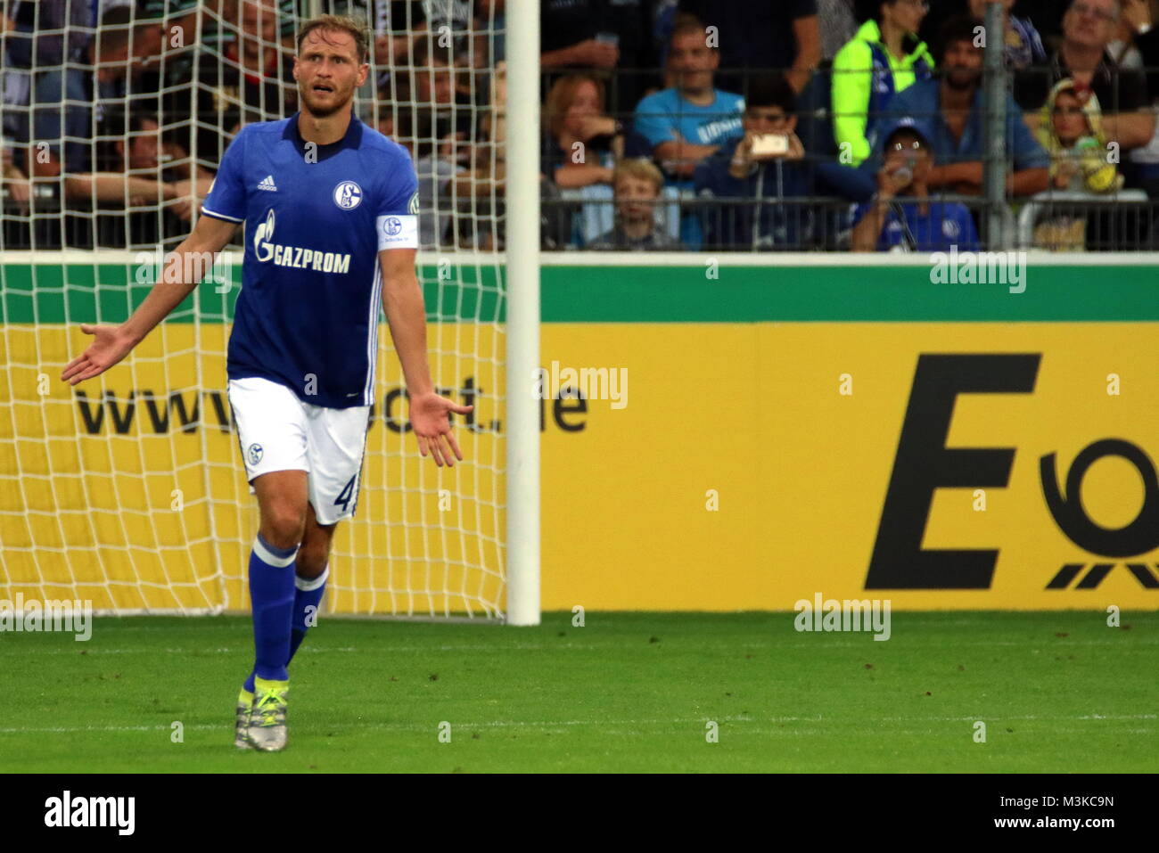Benedikt Höwedes (Schalke 04) # Gestik / Geste / gestikuliert /, Mimik / starker Gesichtsausdruck / émotion. DFB-Pokal 16/17 , 1 HR : FC 08 Villingen - Schalke 04 Banque D'Images