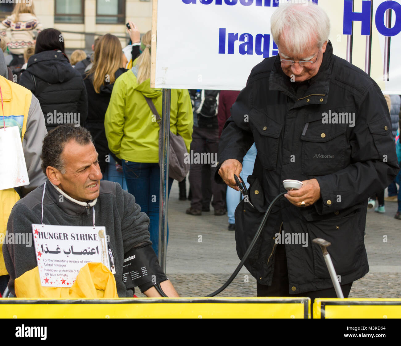 BERLIN, ALLEMAGNE - 25 octobre 2013 : l'action (grève de la faim) les dissidents iraniens en face de la porte de Brandebourg à Berlin dédié à ce massacre dans le camp d'Achraf. Banque D'Images