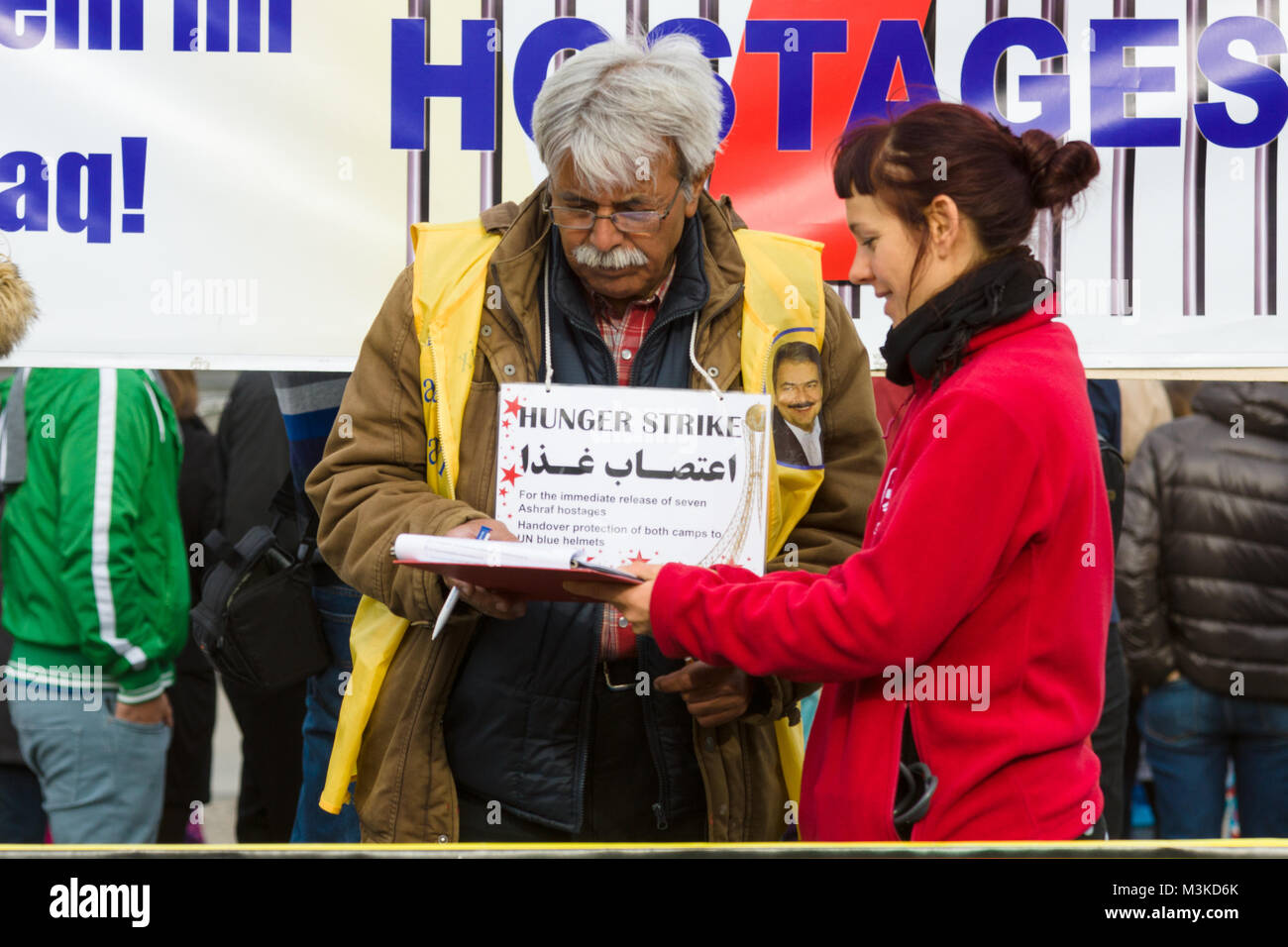 BERLIN, ALLEMAGNE - 25 octobre 2013 : l'action (grève de la faim) les dissidents iraniens en face de la porte de Brandebourg à Berlin dédié à ce massacre dans le camp d'Achraf. Banque D'Images