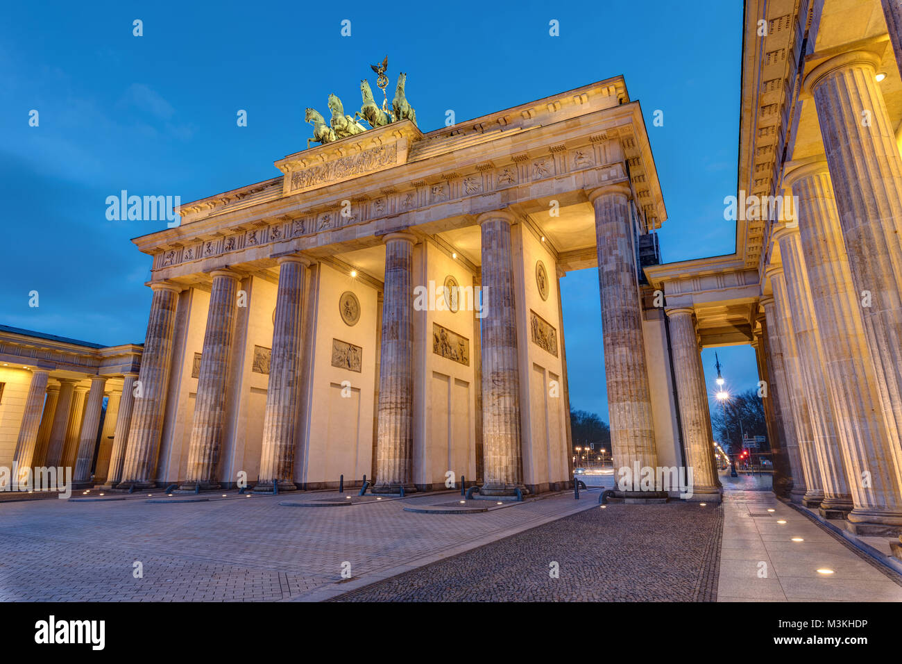 La célèbre porte de Brandebourg à Berlin à l'aube Banque D'Images