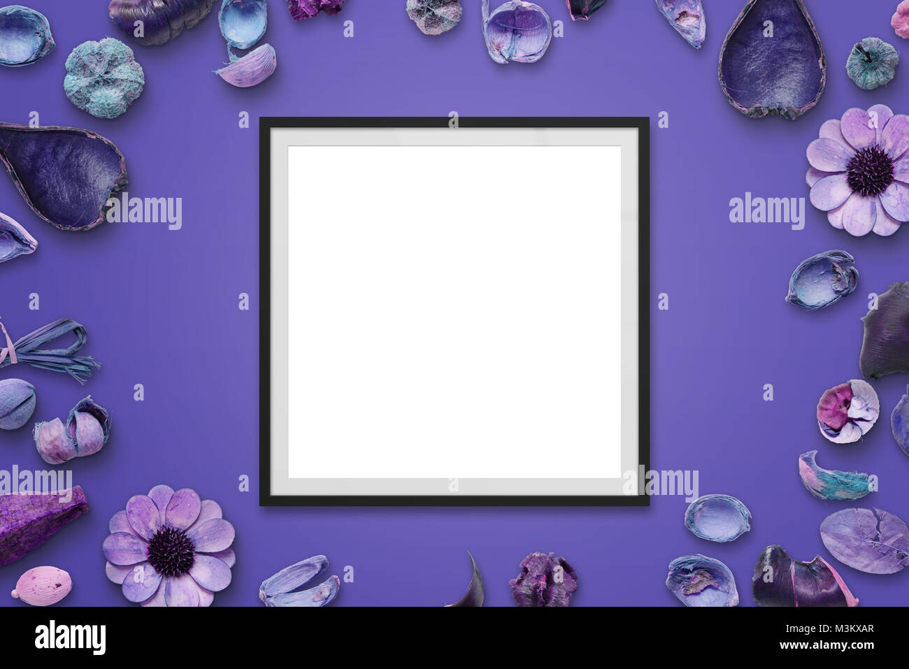 Image sur bureau violet avec des décorations florales. Châssis isolés pour photo ou texte immersive. Vue d'en haut. Banque D'Images Image sur bureau violet avec des décorations florales. Châssis isolés pour photo ou texte immersive. Vue d'en haut. Banque D'Images