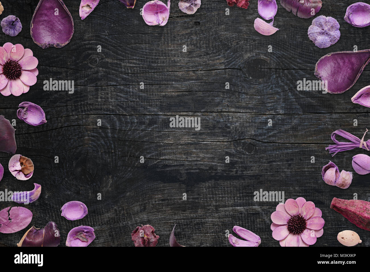 Décorations florales sur un bureau en bois noir avec de l'espace libre pour le texte. Banque D'Images