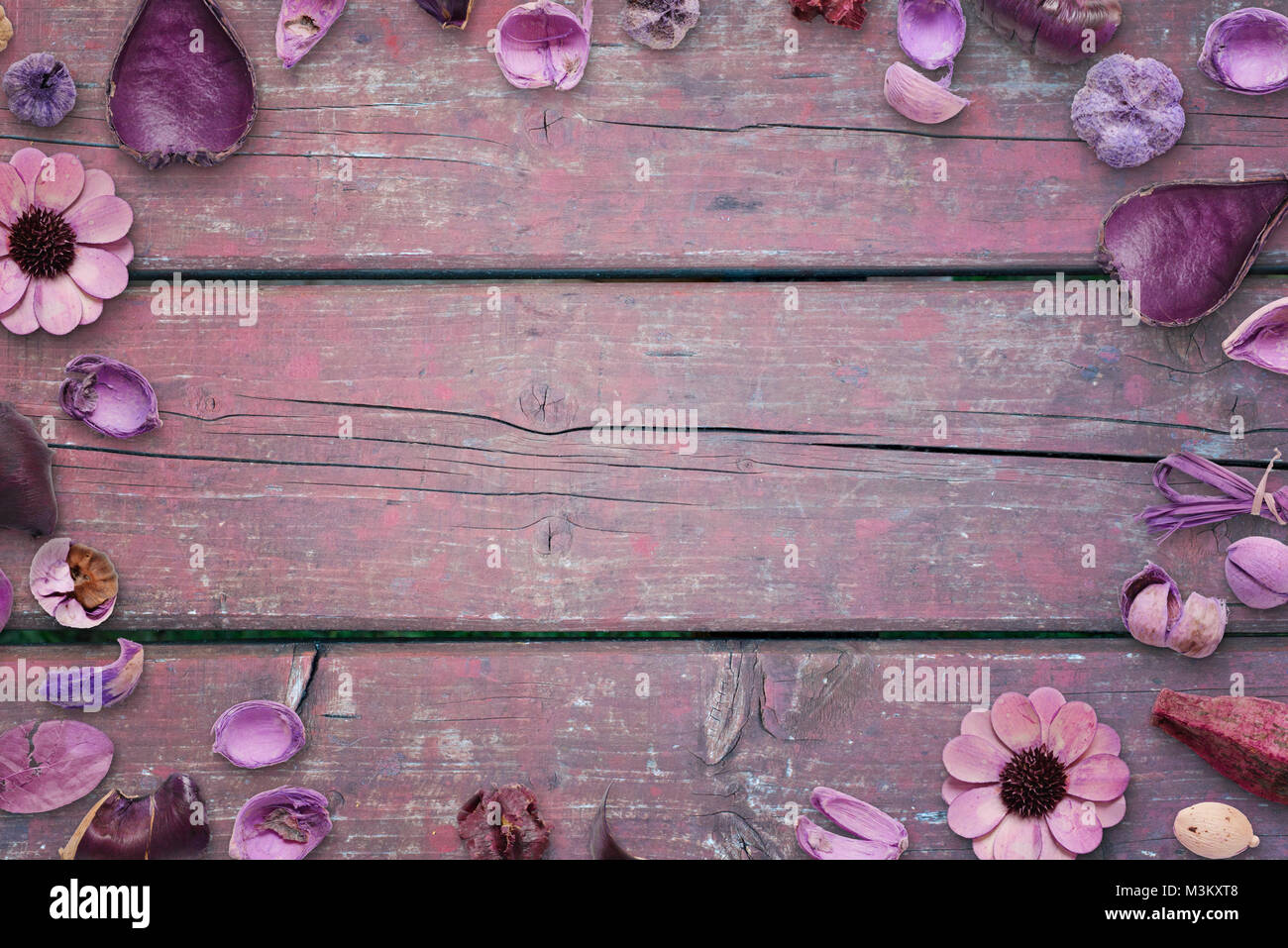 Décorations florales sur rose, violet bureau en bois avec espace libre au milieu pour le texte, photo ou la présentation du produit. Banque D'Images