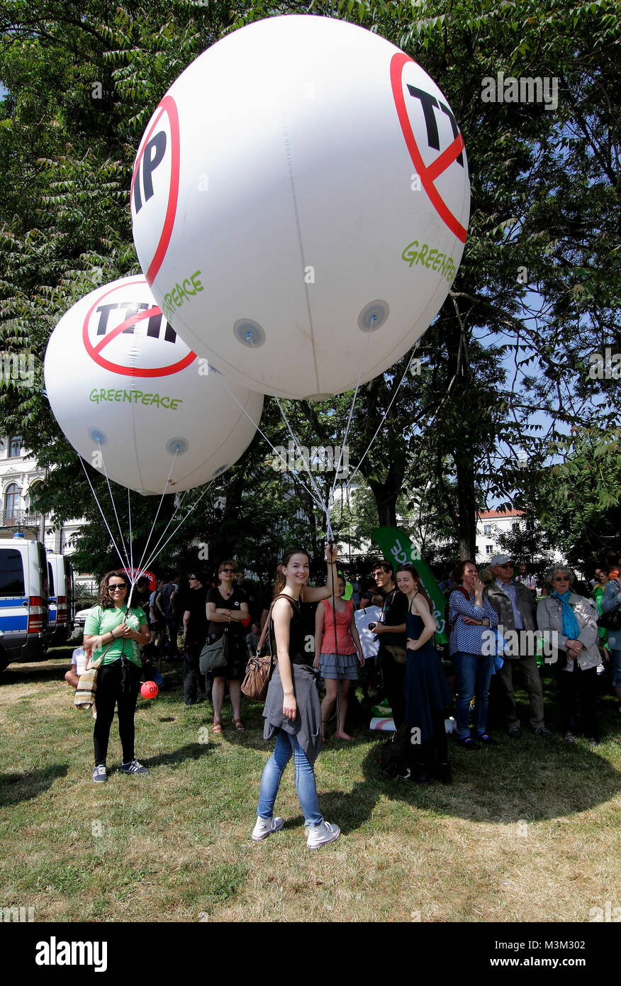 Impressionen von einer gegen die Démonstration TTIP Abkommen und CETA à Leipzig ; démonstration begann die suis und Naturkundemuseum bewegte sich durch die leipziger City bis Zurück zum Ausgangspunkt. Auf der Wegstrecke durch die Reichsstraße wurde ein arrêter eingelegt, bei dem Luttner-Bensmann Andreas (KAB) und Martin Herndlhofer (Pax Christi) Déclarations abgaben. Banque D'Images