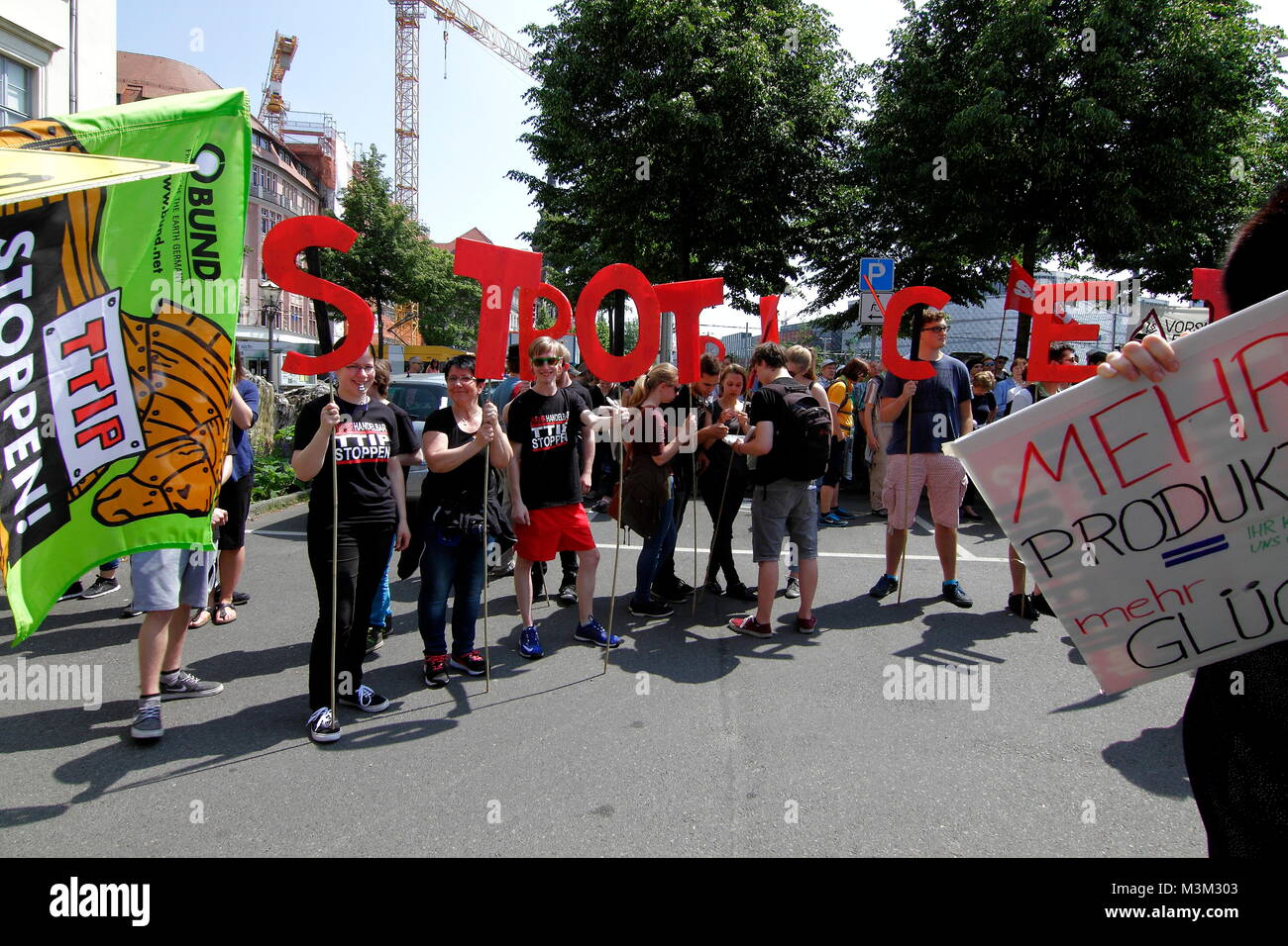 Impressionen von einer gegen die Démonstration TTIP Abkommen und CETA à Leipzig ; démonstration begann die suis und Naturkundemuseum bewegte sich durch die leipziger City bis Zurück zum Ausgangspunkt. Auf der Wegstrecke durch die Reichsstraße wurde ein arrêter eingelegt, bei dem Luttner-Bensmann Andreas (KAB) und Martin Herndlhofer (Pax Christi) Déclarations abgaben. Banque D'Images